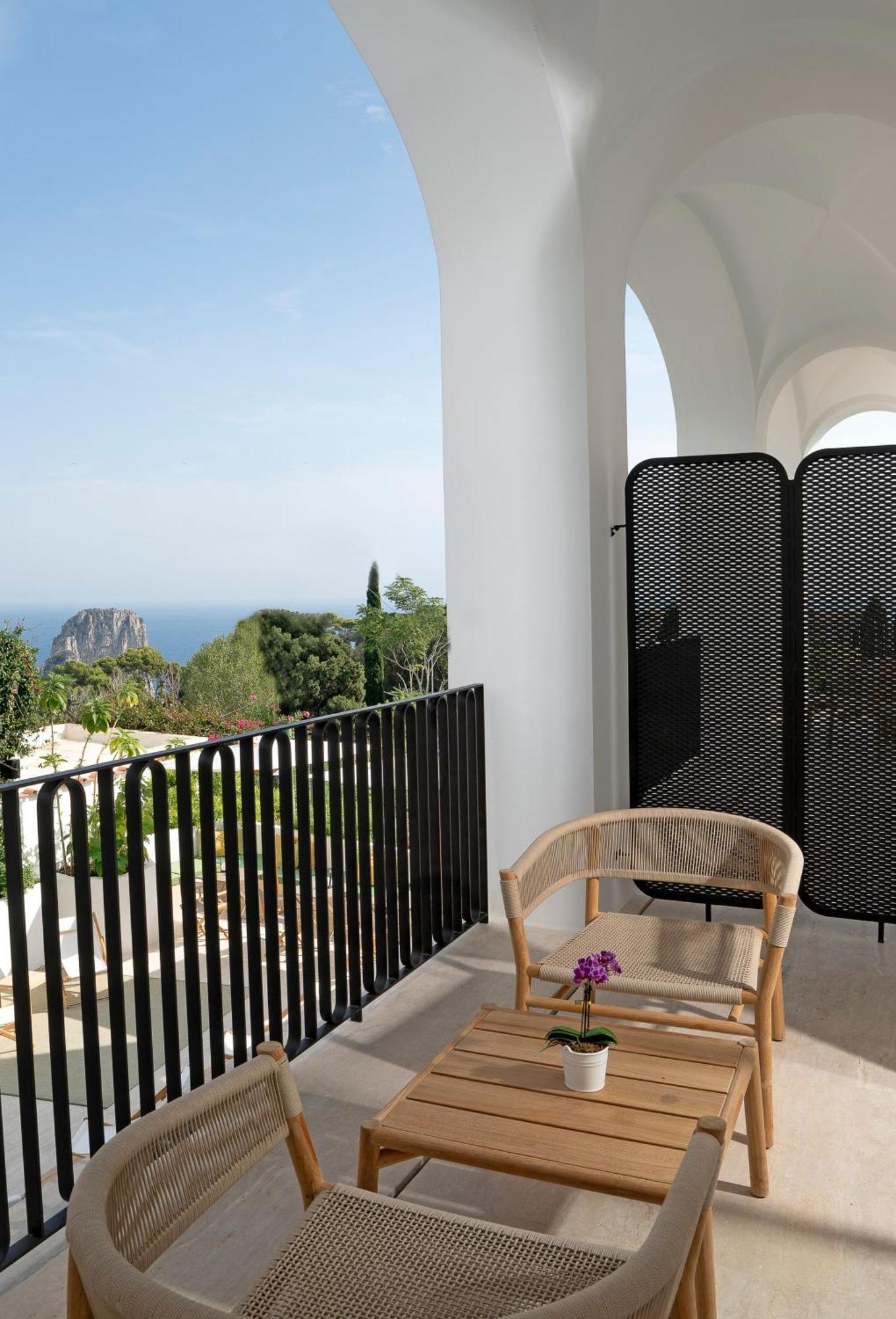 Deluxe tweepersoonskamer met balkon en uitzicht op zee