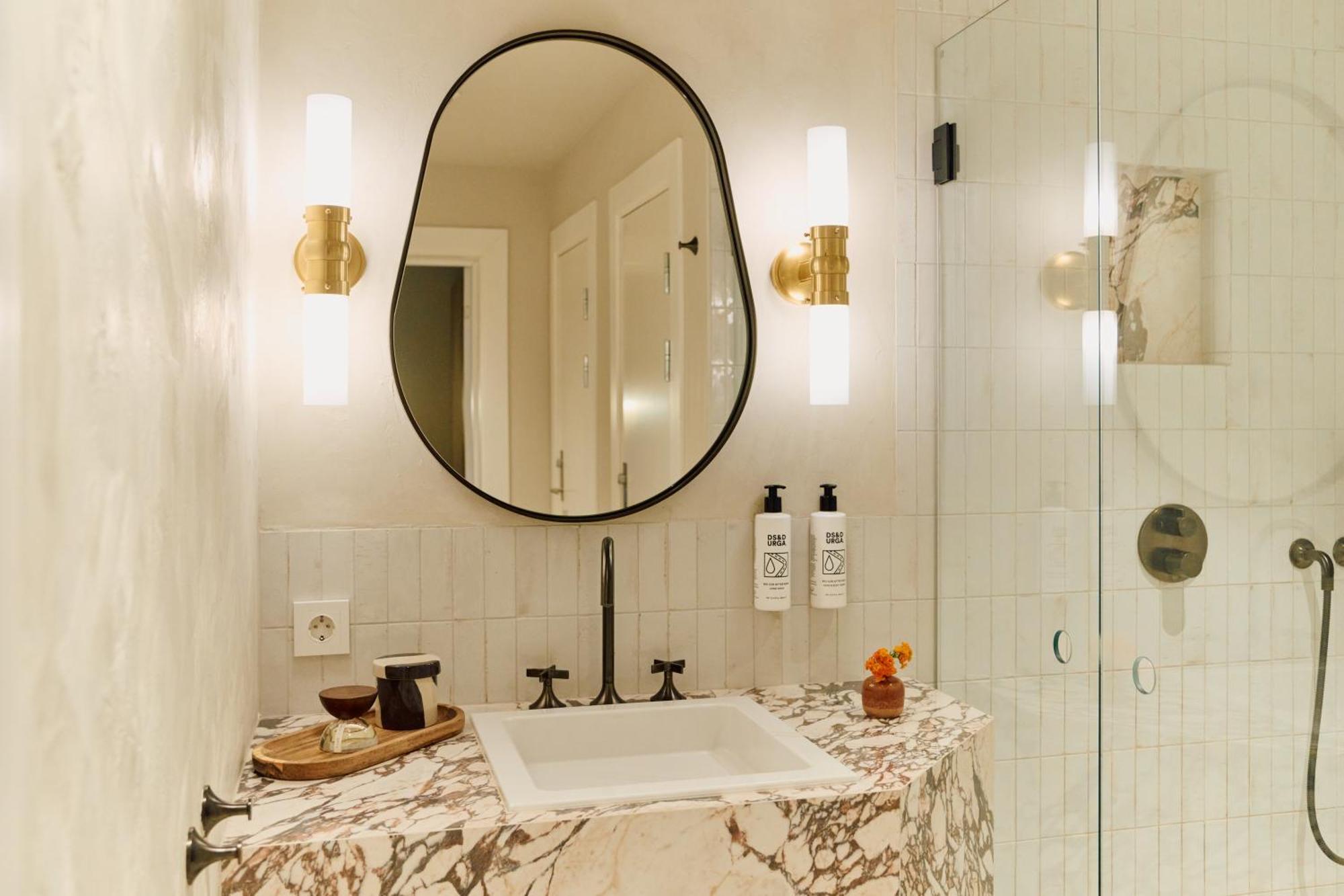 Deluxe Suite with City View,1613482335:JPEG