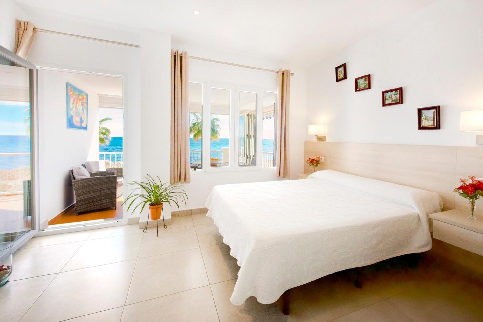 Deluxe tweepersoonskamer met balkon en uitzicht op zee