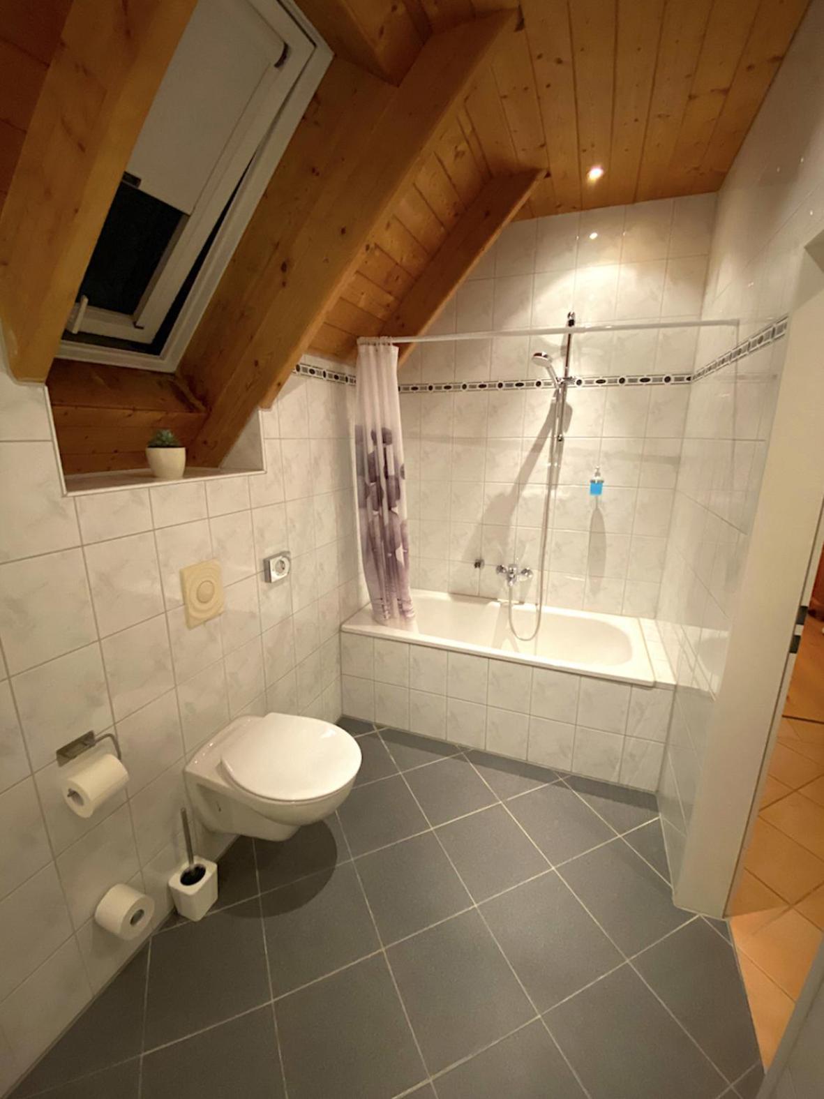 Dreibettzimmer mit eigenem Bad