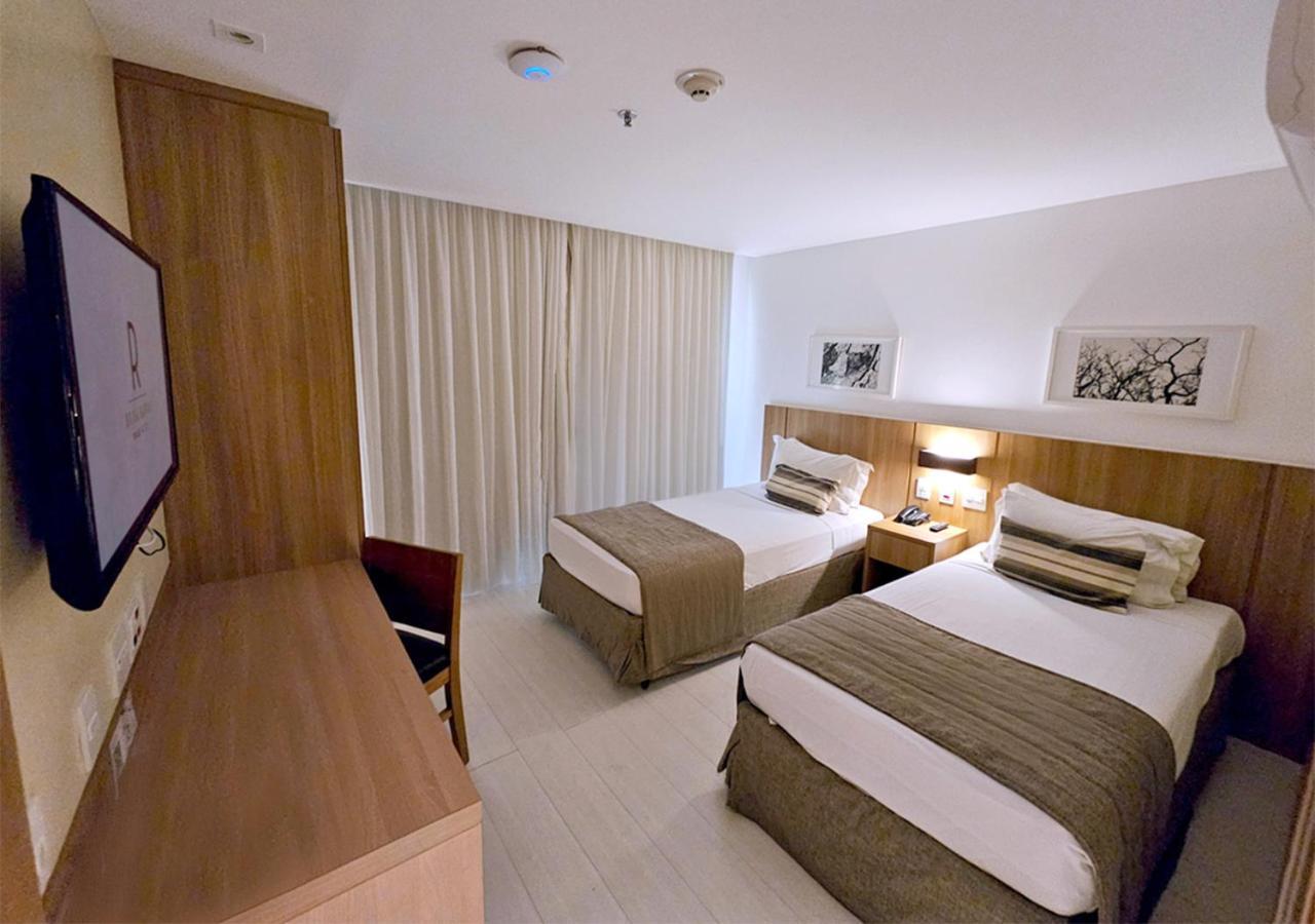 Quarto Twin Superior com Vista Mar Lateral