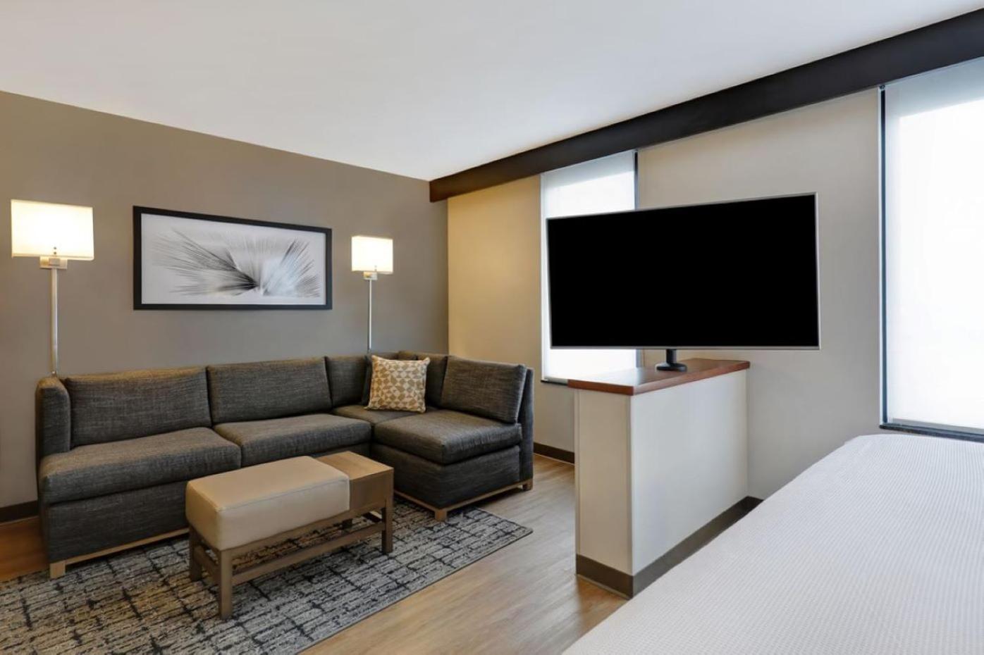 Chambre Lit King-Size pour Personnes à Mobilité Réduite avec Canapé-Lit et Baignoire Adaptée
