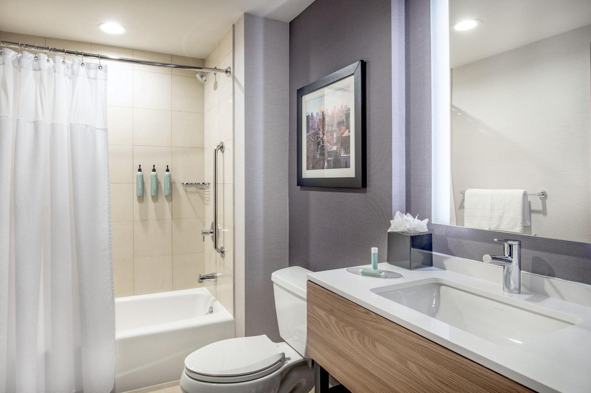 Chambre Queen avec 2 Lits Queen-Size et Vue sur la Ville