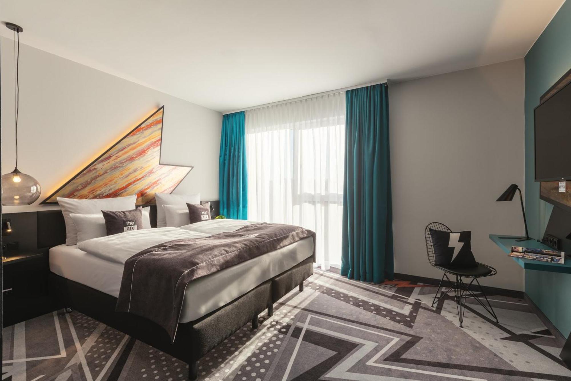 Premium Zimmer mit Queensize-Bett und Einzelschlafsofa