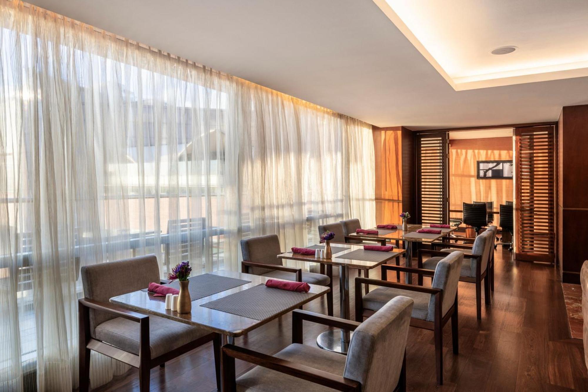 Suíte com Cama King-size e Acesso ao Lounge Executivo