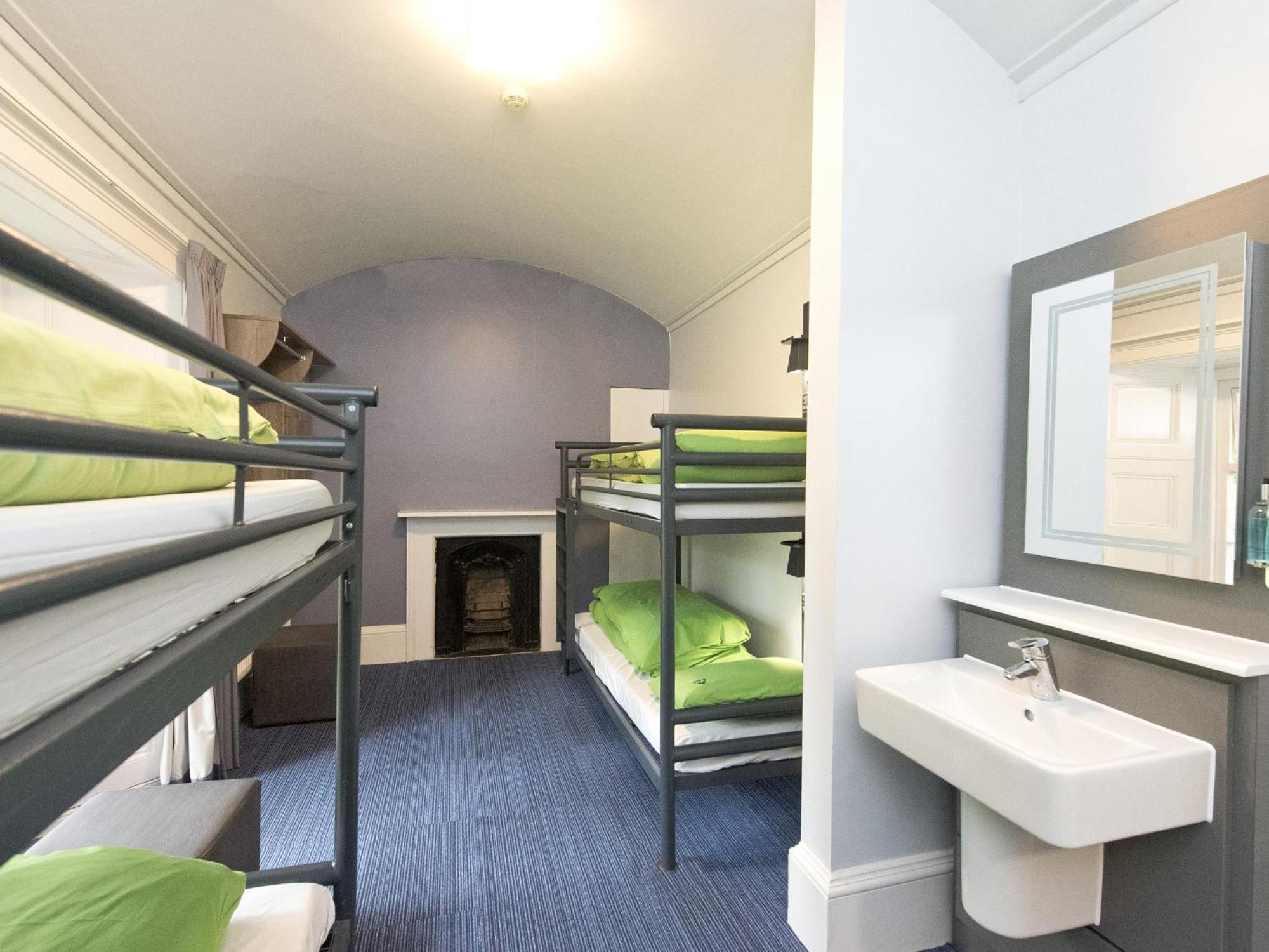 Chambre 4 Lits avec Salle de Bains Privative