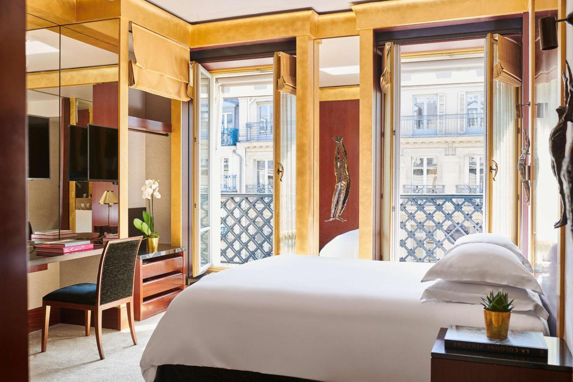 Zimmer mit Kingsize-Bett und Blick auf Paix