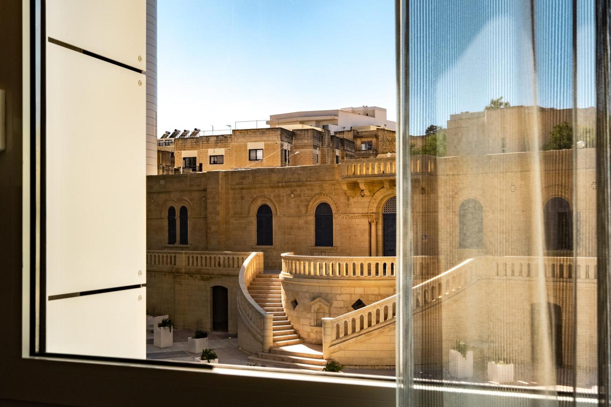 Junior Suite für Familien mit 2 Schlafzimmern, Balkon und Blick auf die Piazza