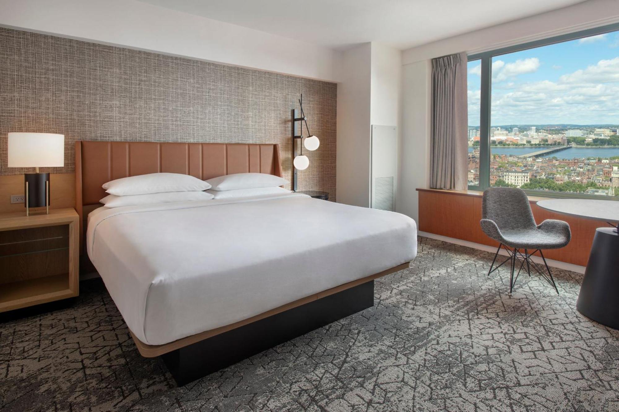 Quarto com Cama King-size e Vista do Rio