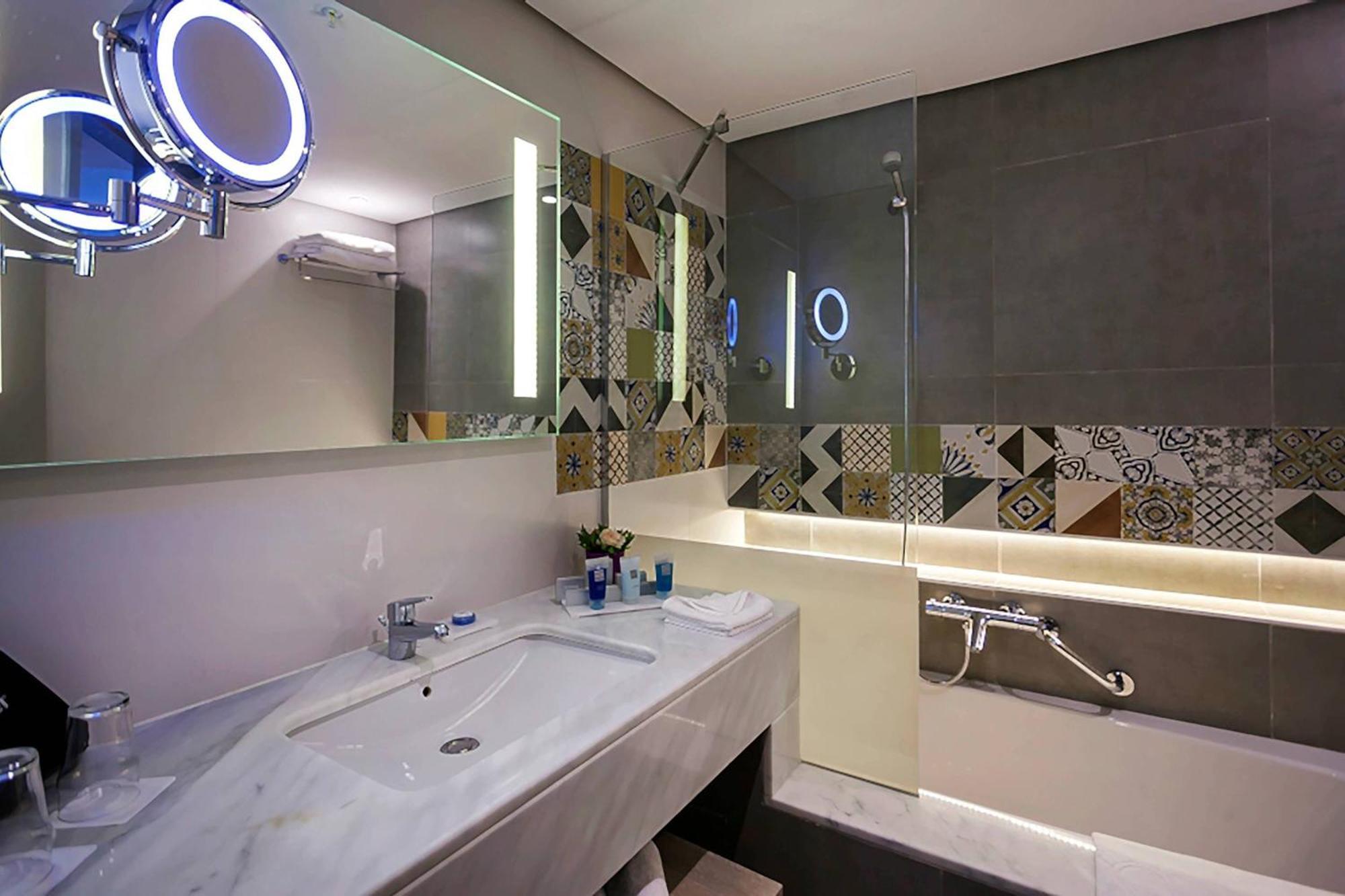 Guest room, 2 Twin/Single Bed(s), City view, Balcony