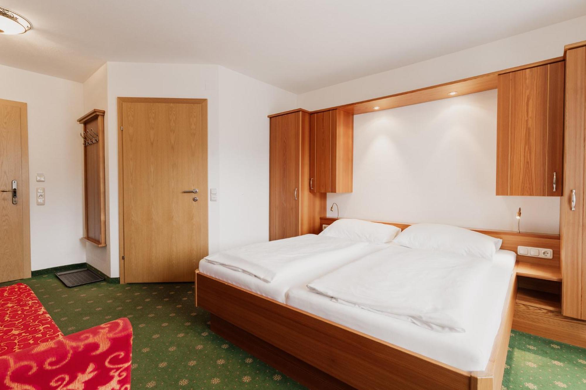 Doppelzimmer mit Balkon (2 Erwachsene + 1 Kind)