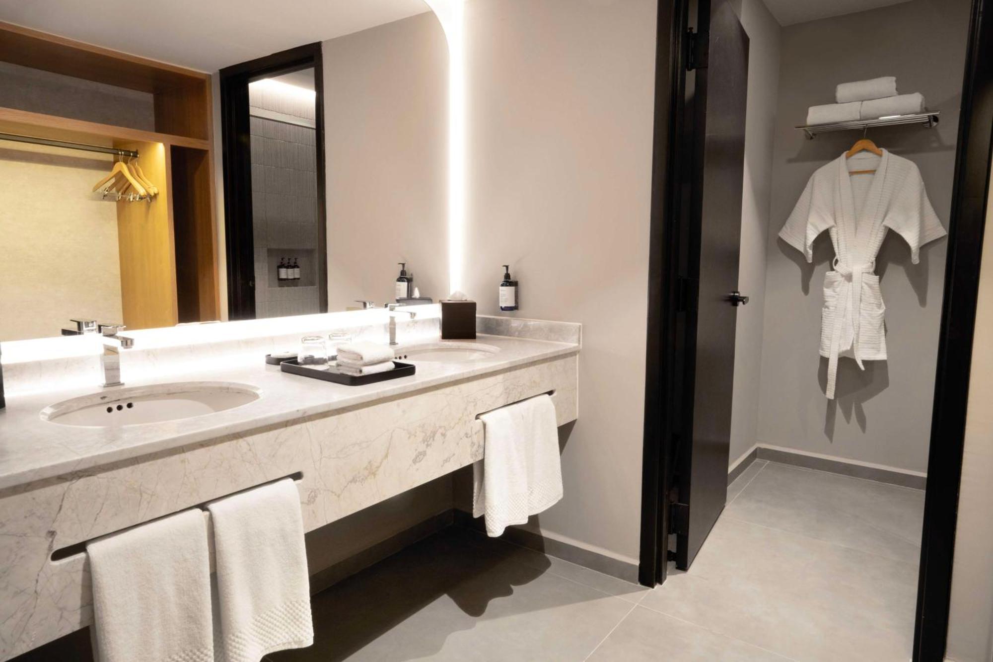 Suite Junior con cama extragrande y zona de estar