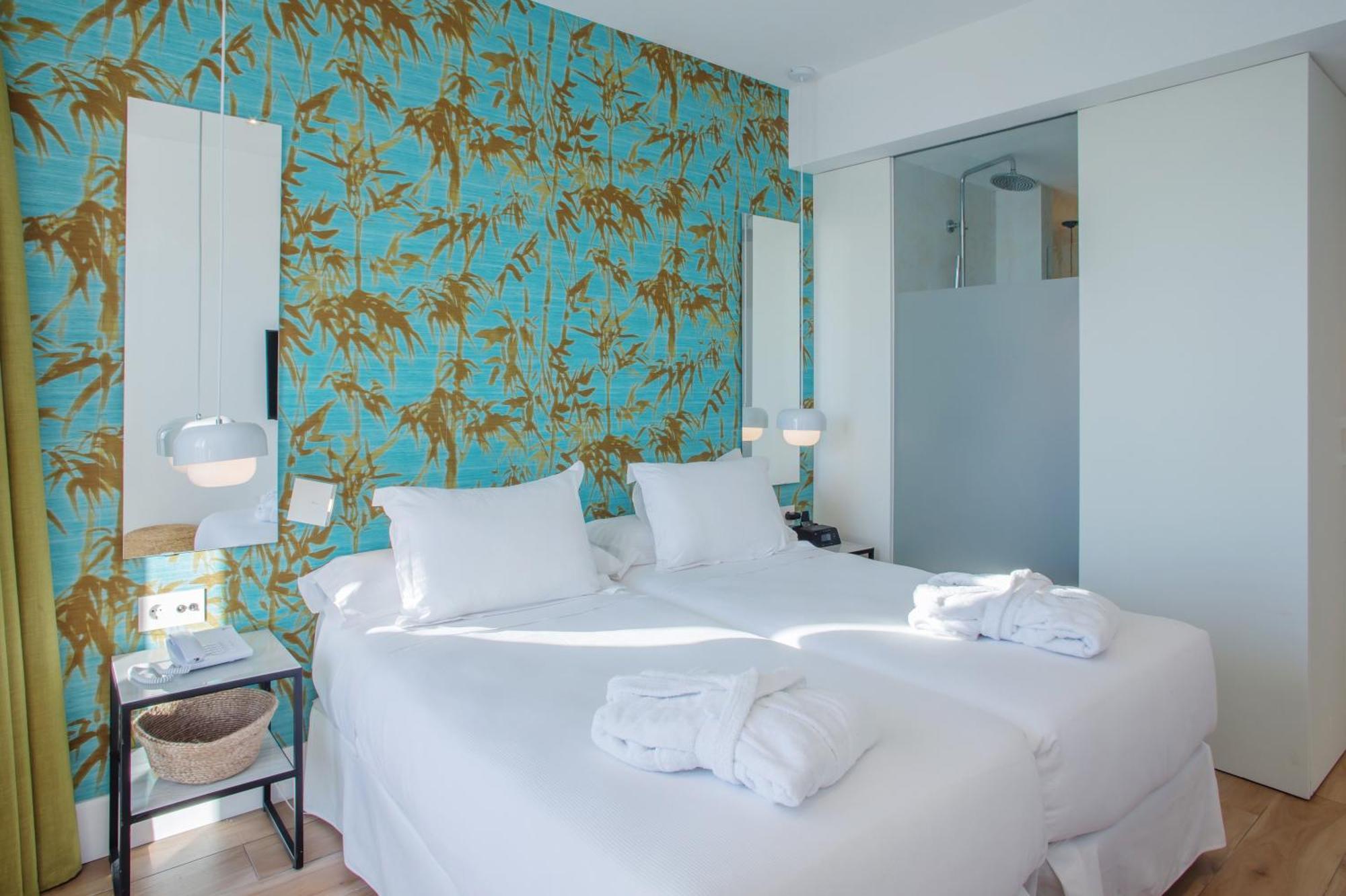 Premium Zweibettzimmer mit seitlichem Meerblick und Balkon