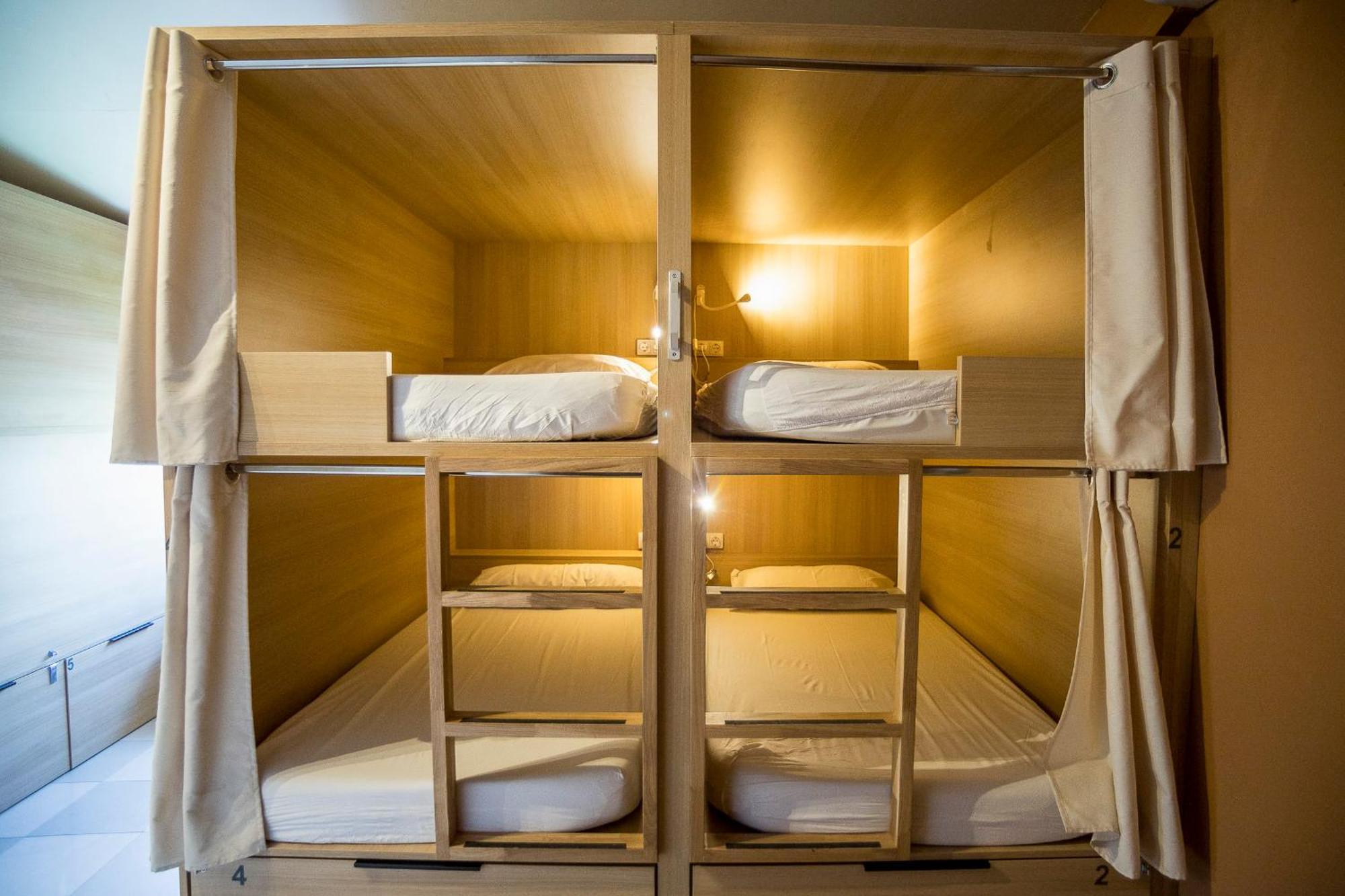 1 Slaapplaats in een Stapelbed in een Vrouwenslaapzaal