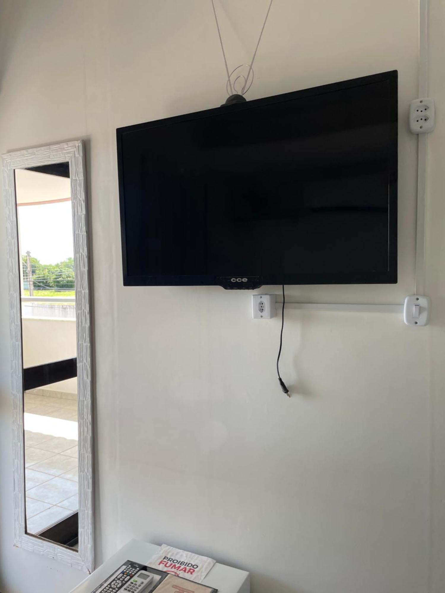 Quarto com 2 Camas de Solteiro e Banheiro Compartilhado