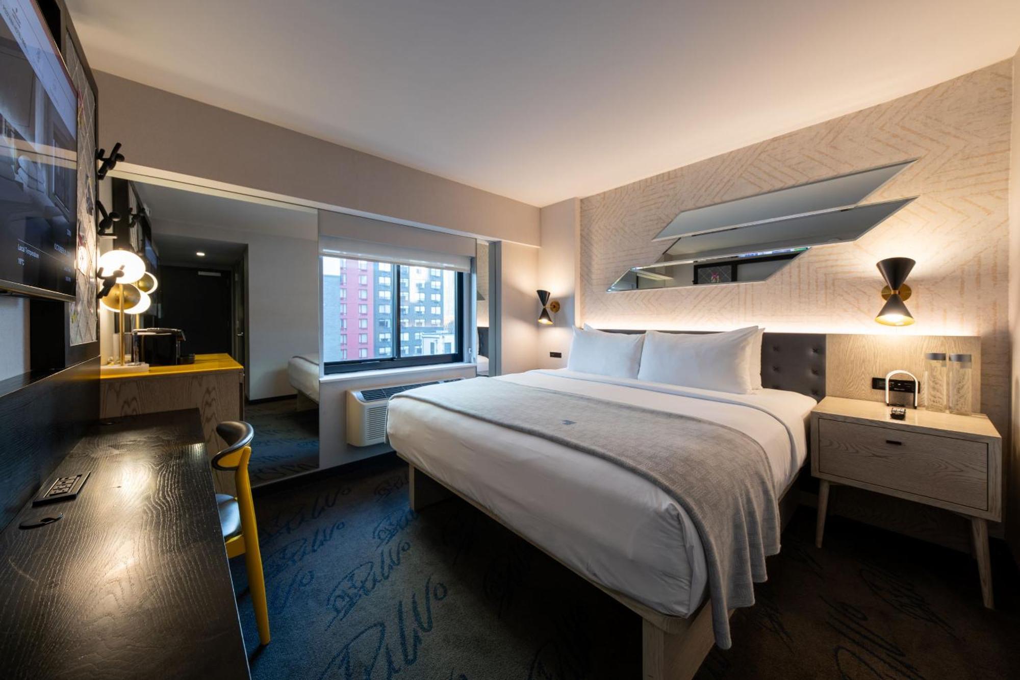 Quarto superior com cama king-size em um andar alto
