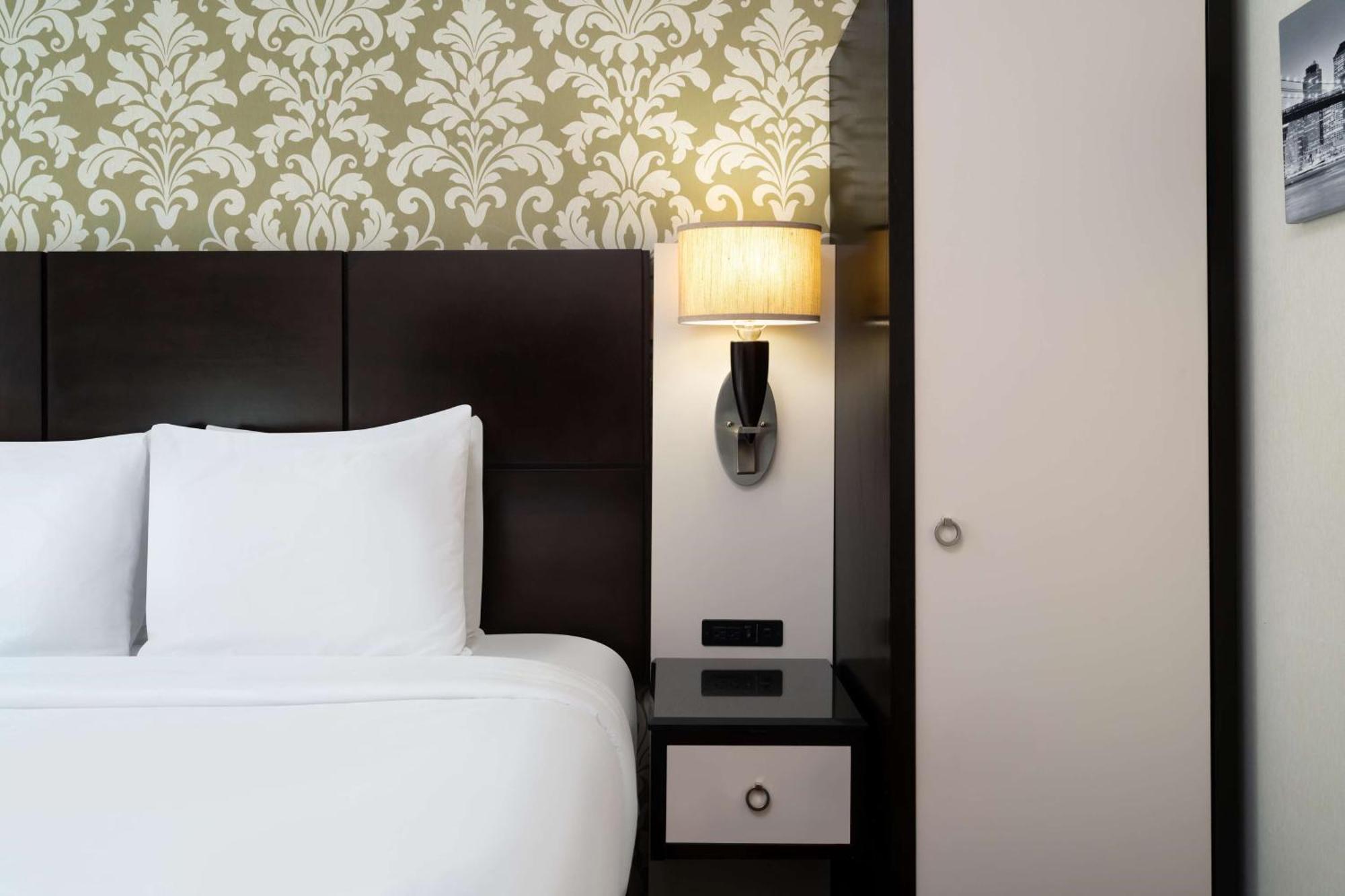 Quarto Queen com Duche para Pessoas com Mobilidade Condicionada - Acesso a Pessoas com Mobilidade Condicionada/Não Fumador