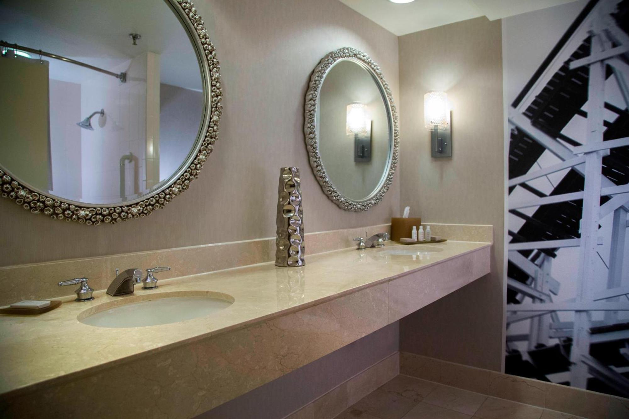 Quarto Queen com Duas Camas Queen-size e Vista para a Piscina