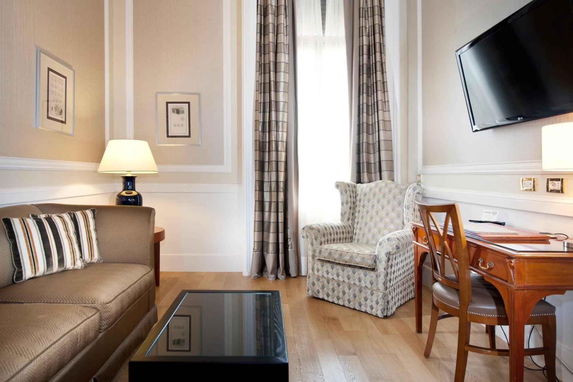 1 Bedroom Suite, 1 King and Sofa Bed,1632990163:JPEG