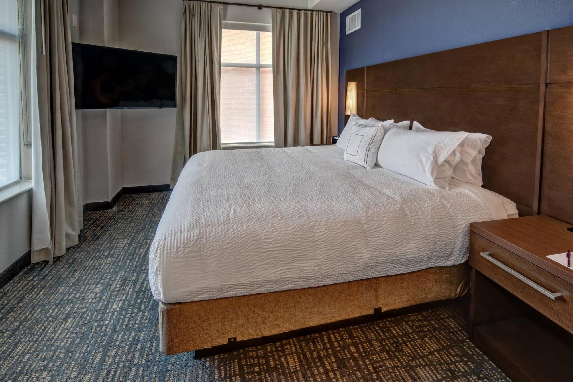 One-Bedroom King Suite with Sofa Bed,1633043199:JPEG