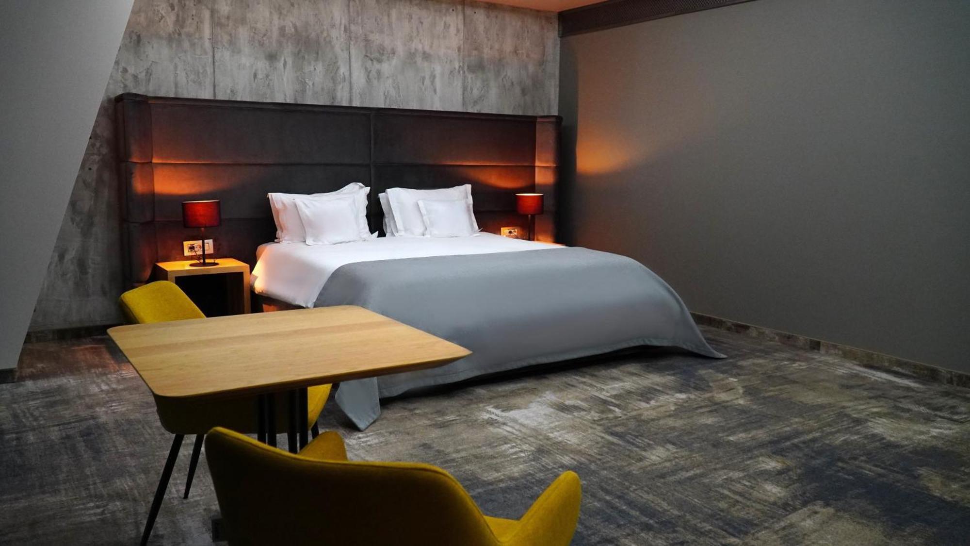 Zimmer mit Kingsize-Bett