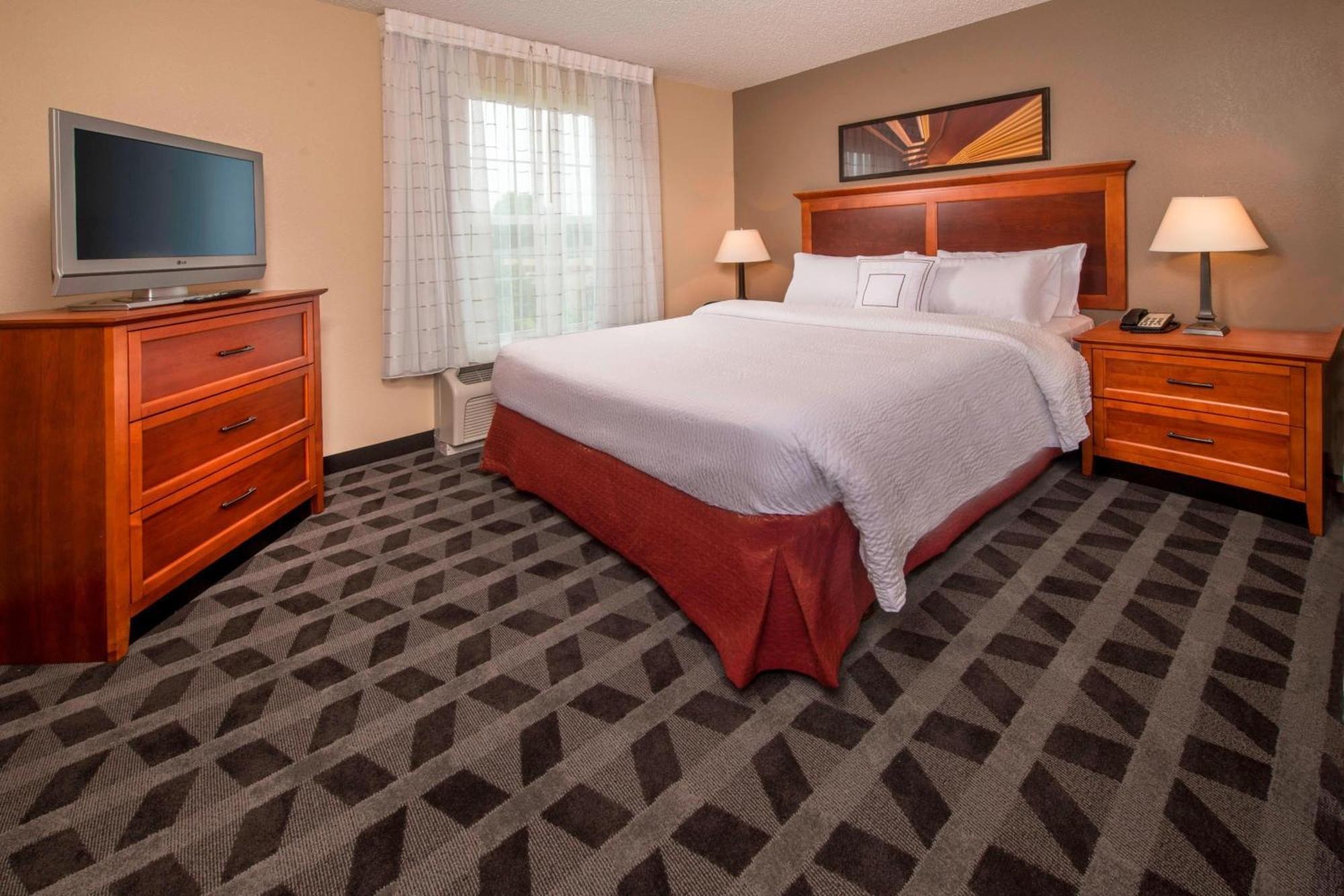 One-Bedroom Queen Suite