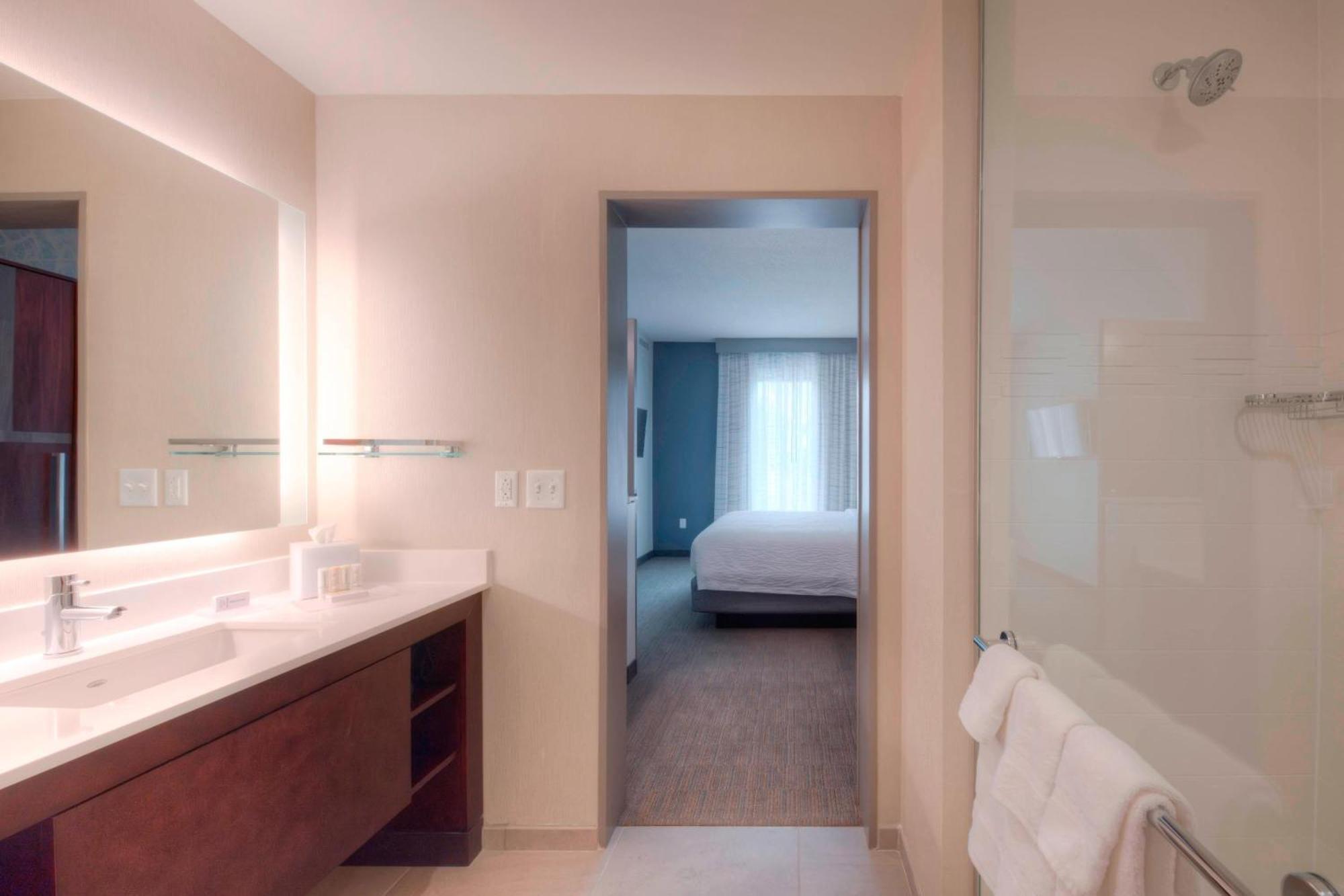 1 Bedroom Suite 1 King Bed Sofa Bed & Kitchen,1633705058:JPEG