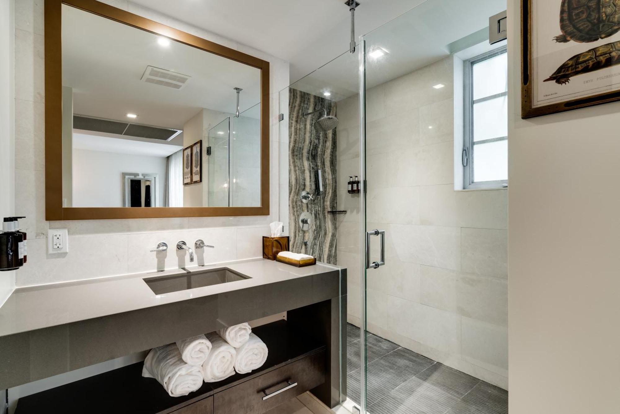Quarto duplo com cama queen-size, vista da piscina e varanda - Uso individual