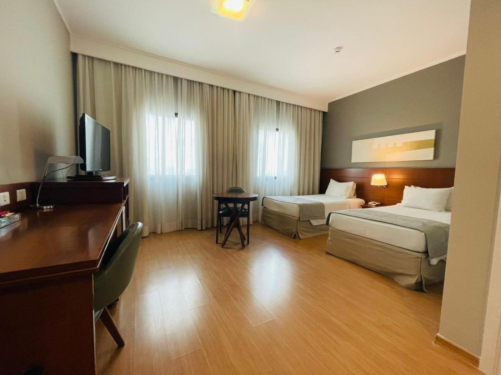Quarto com 2 Camas de Solteiro