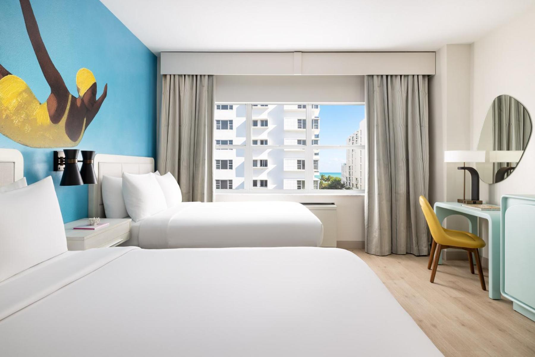 Quarto Queen com 2 Camas Queen-size e Vista Parcial do Oceano