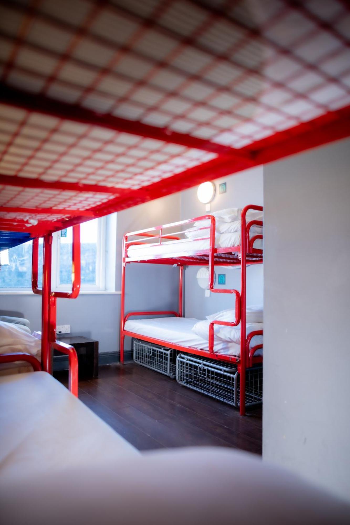 Lit Simple dans Dortoir Mixte