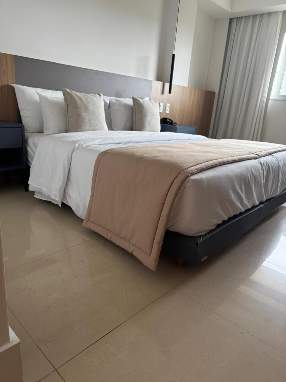 Master Suite One Queen Bed Non-Smoking