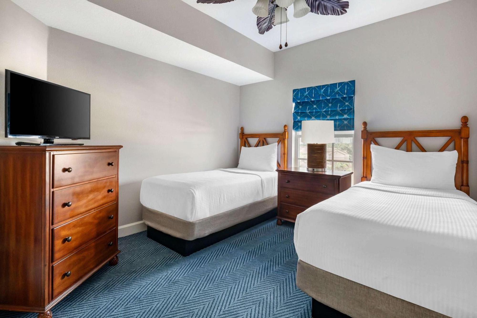 2 Bedroom 1 King 2 Twins Suite Roll Shower,1641724892:JPEG
