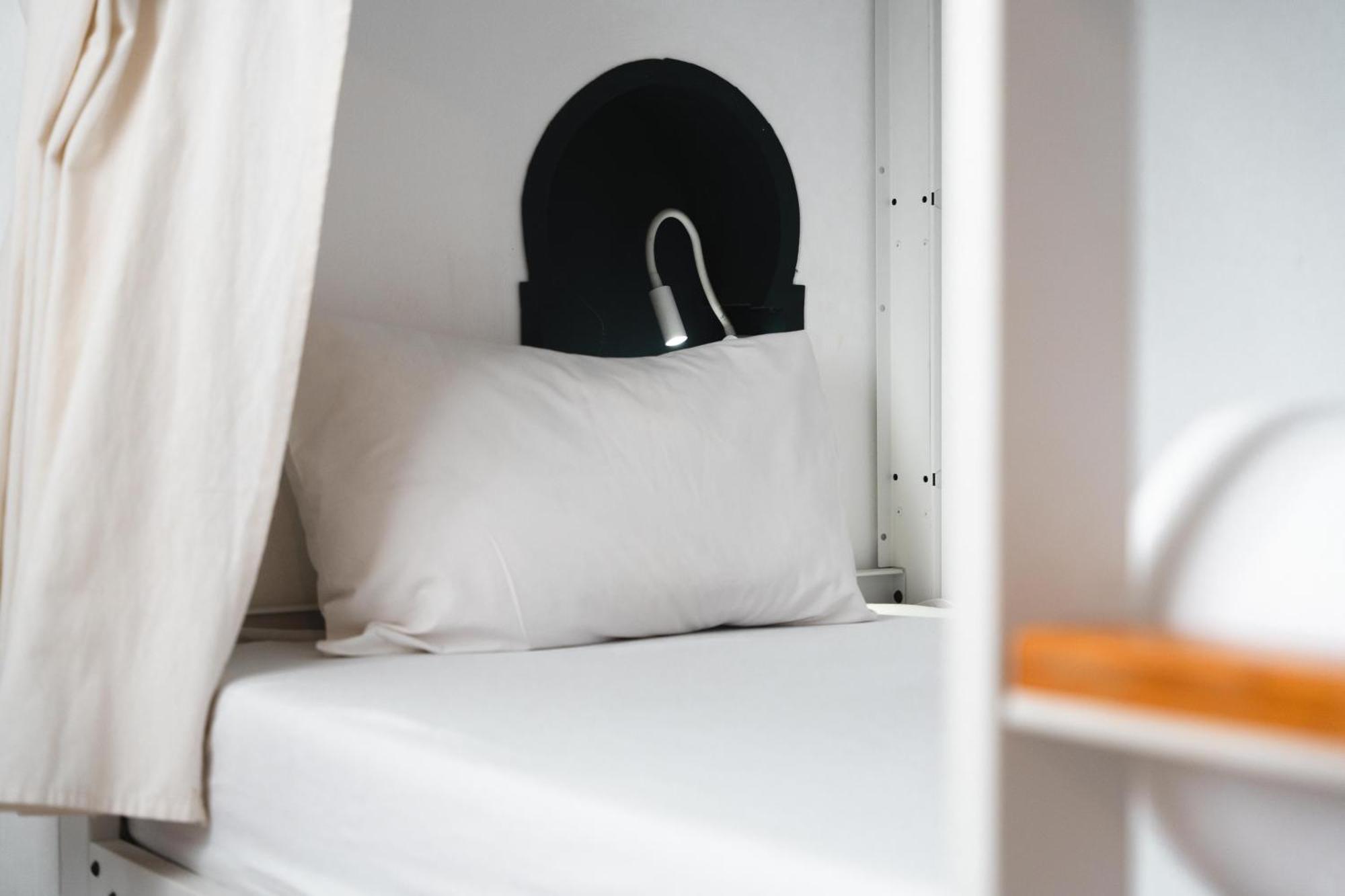 Cama num Dormitório Misto com 8 Camas