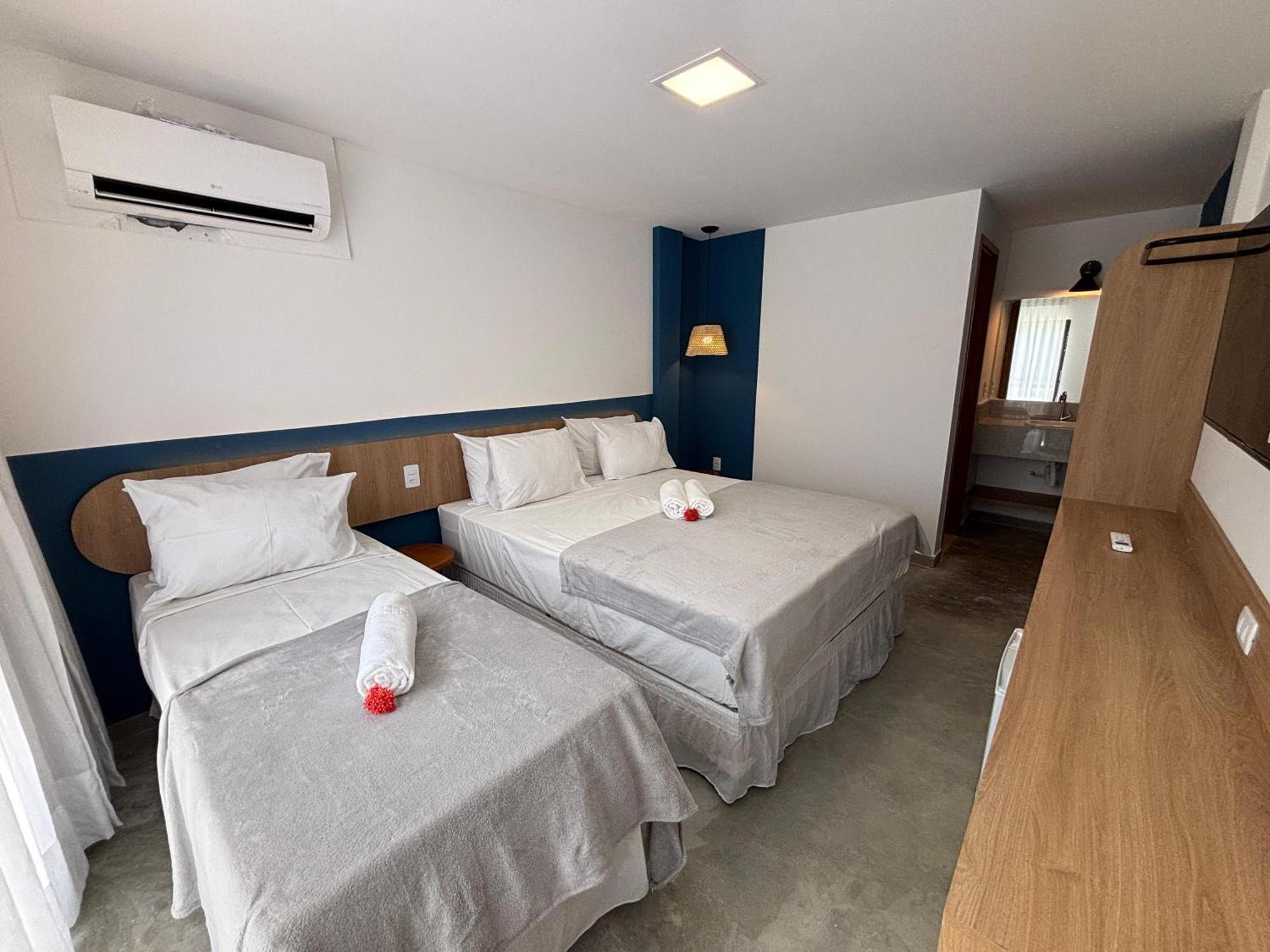 Quarto Triplo com Vista para a Piscina