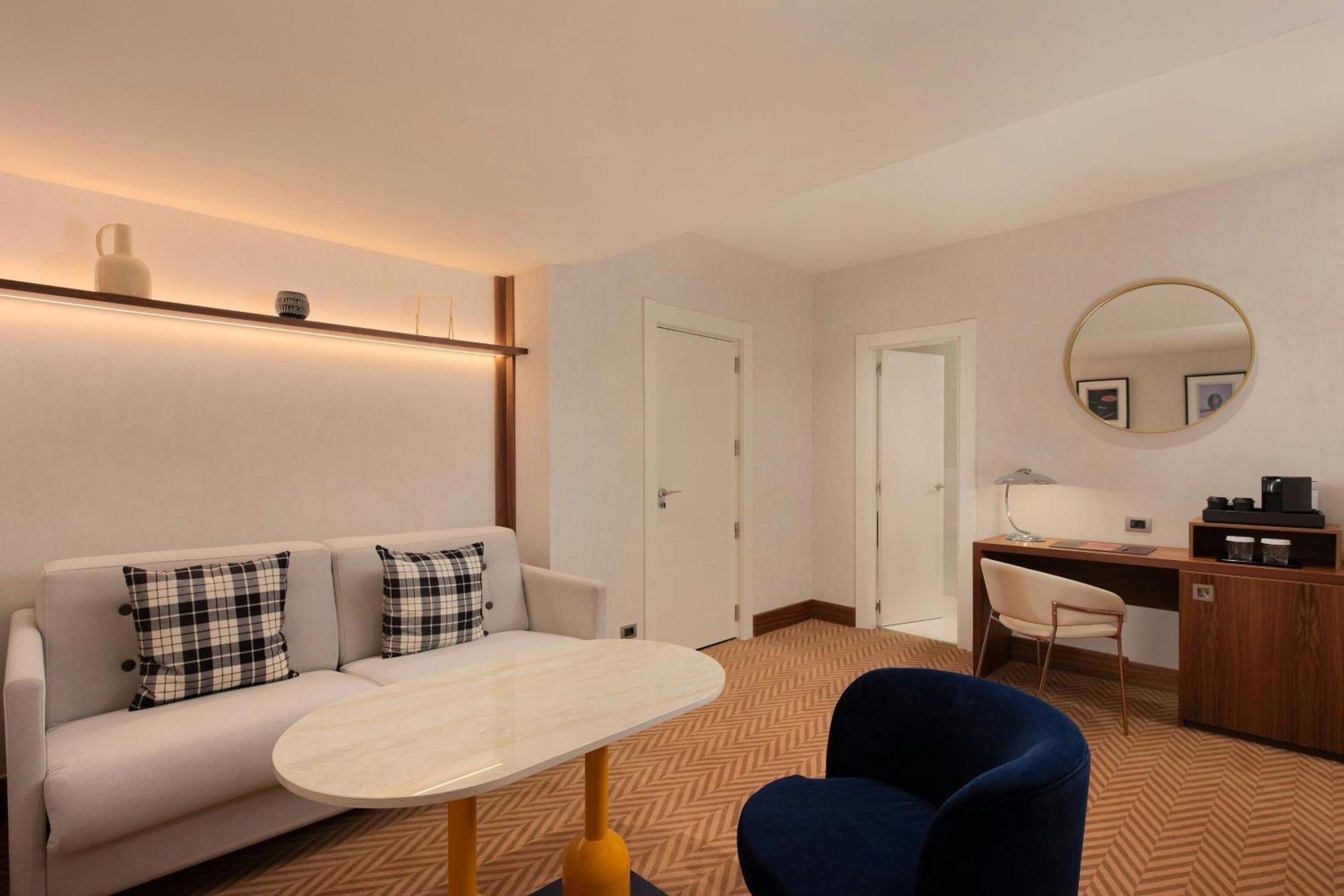 Zimmer mit Kingsize-Bett und Schlafsofa