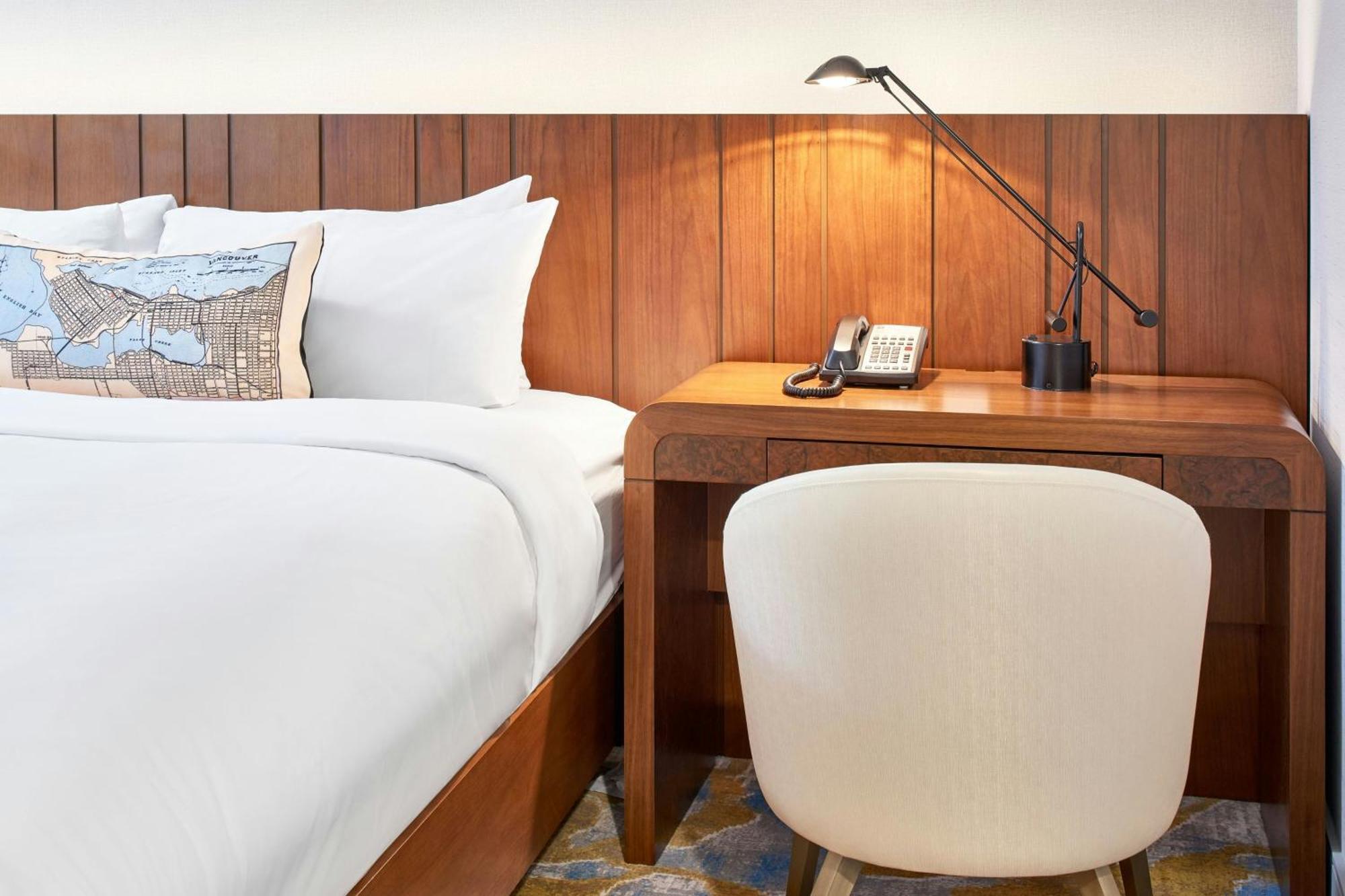 Zimmer mit 1 Kingsize-Bett und Stadtblick