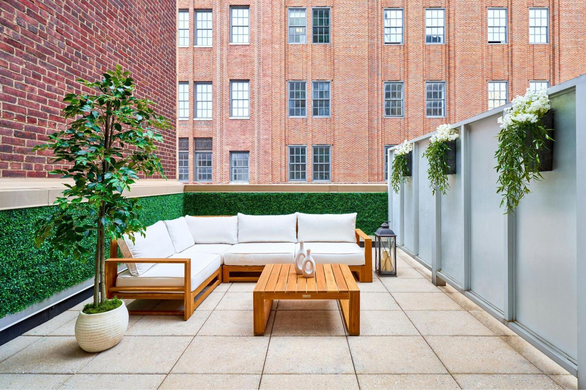 Standard Zimmer mit Kingsize-Bett und Terrasse