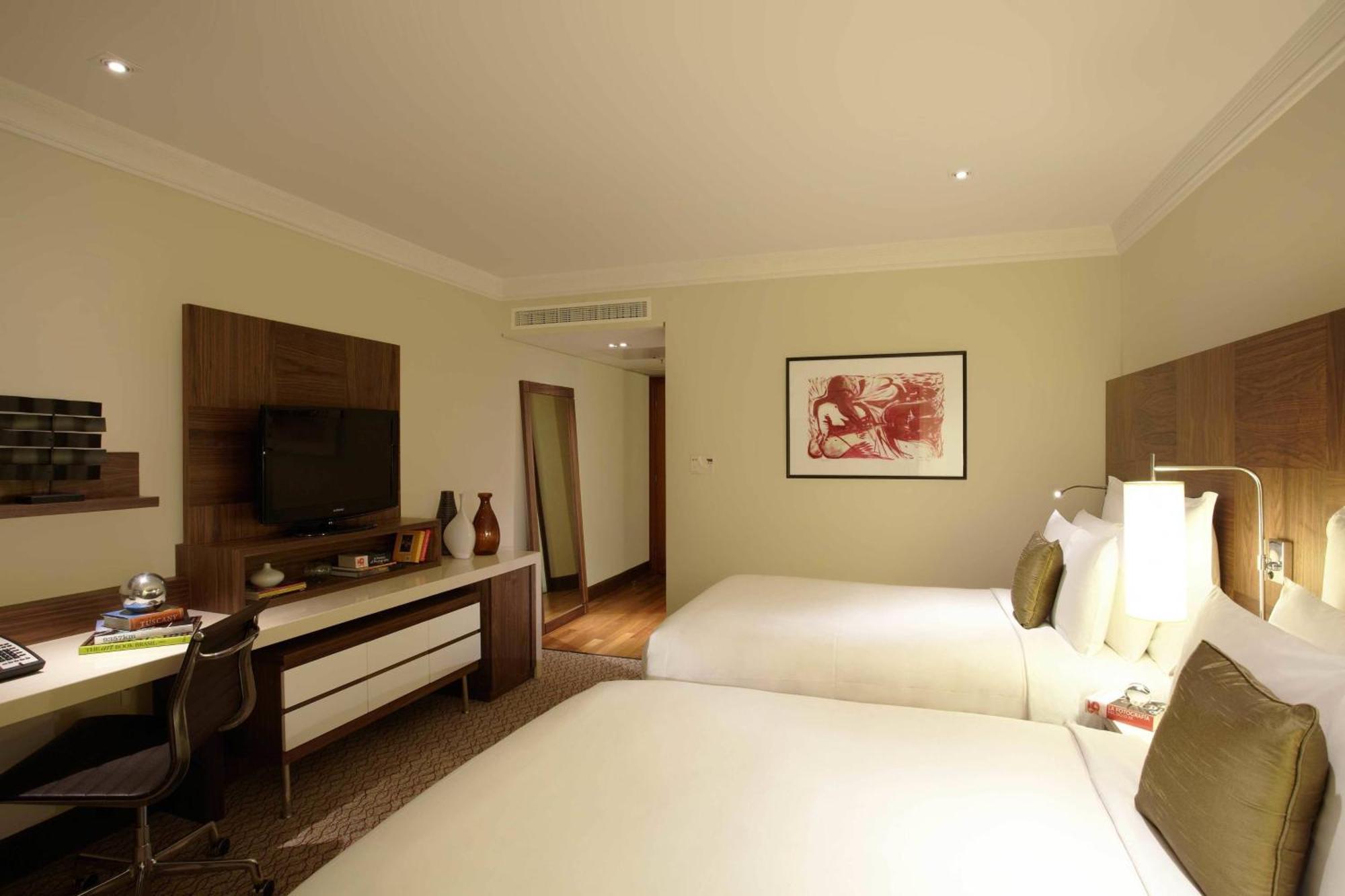 Quarto com 2 Camas de Casal e Vista da Cidade
