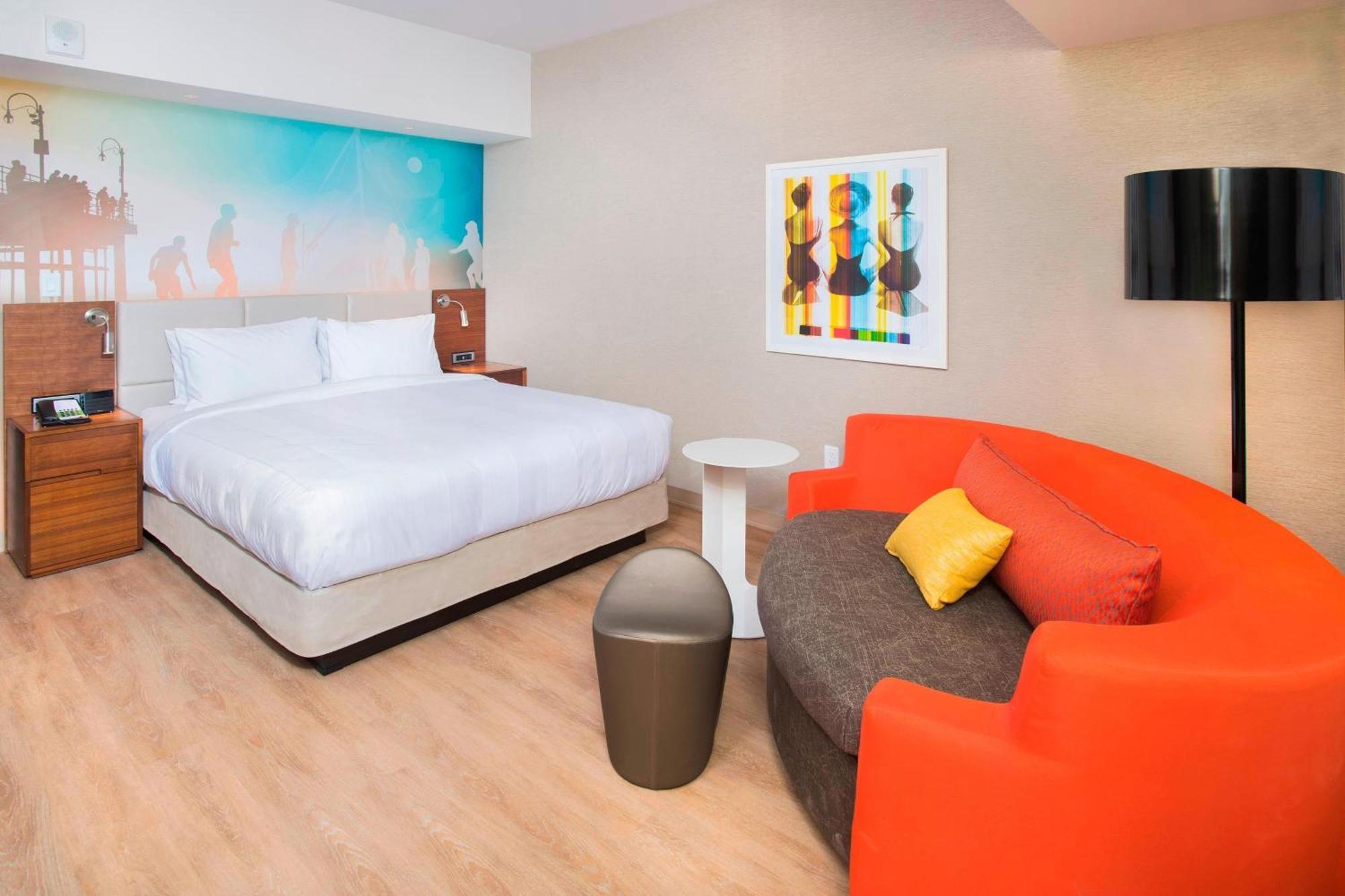 Quarto com Cama King-size e Sofá-cama