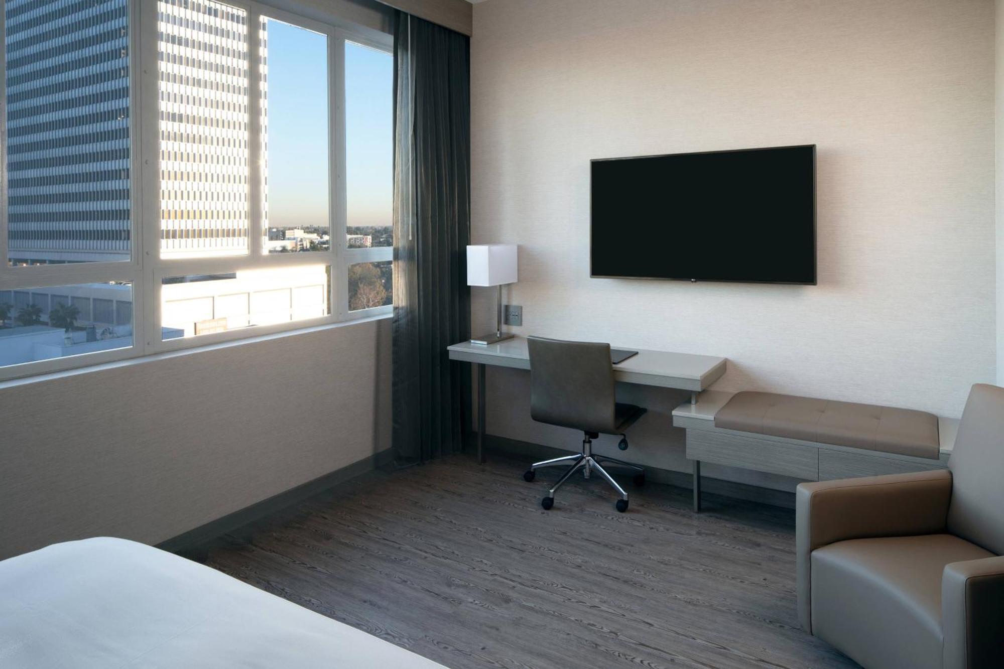 Habitación con cama extragrande y vistas a la ciudad