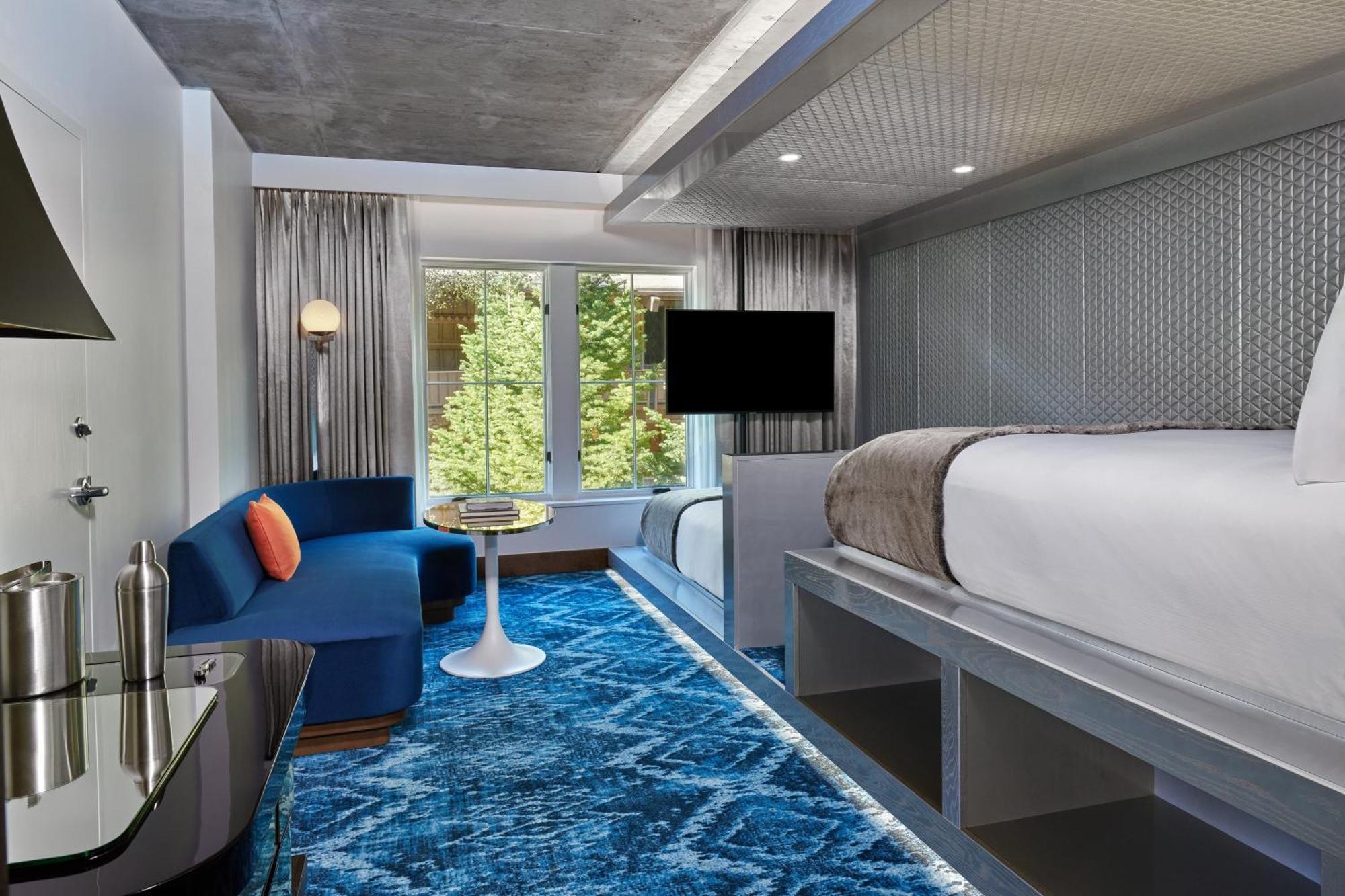 Queen Room with Partial Mountain View