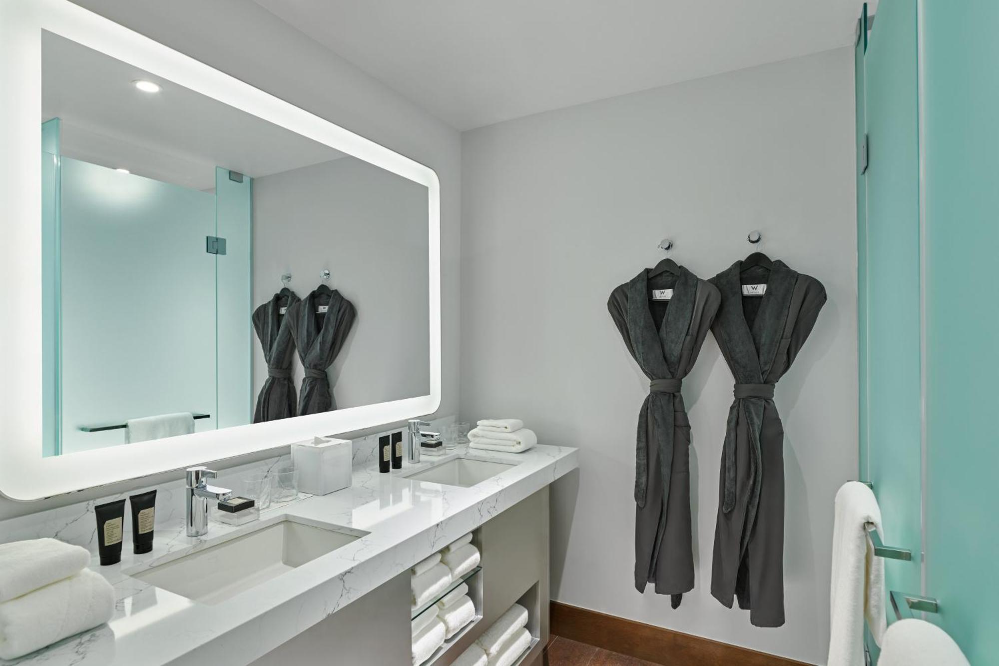 Kamer met Queensize Bed en Uitzicht op Straat