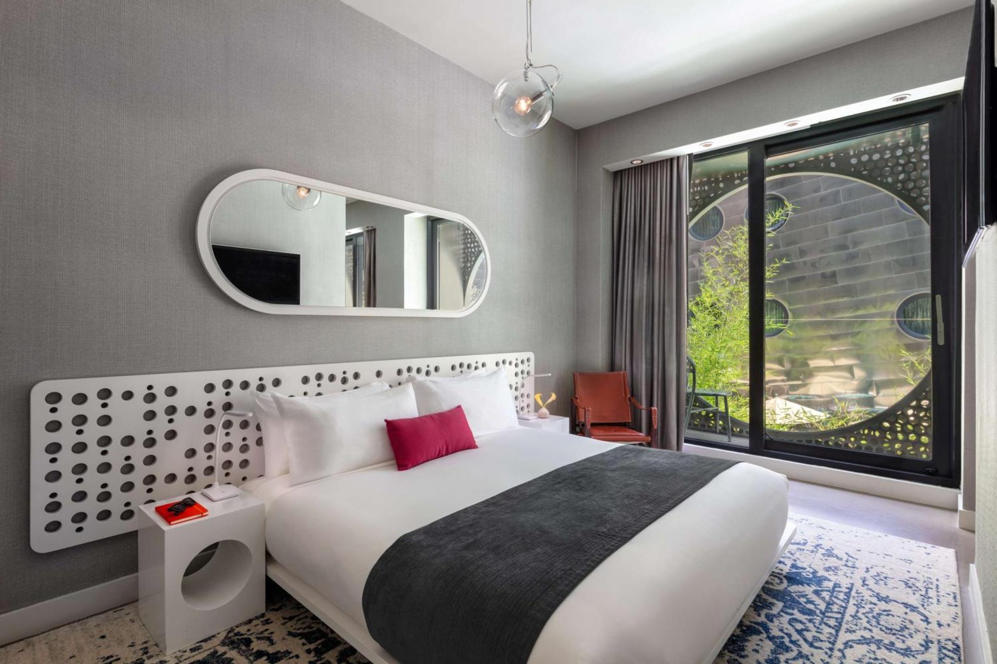 Zimmer Bronze mit Kingsize-Bett und Balkon