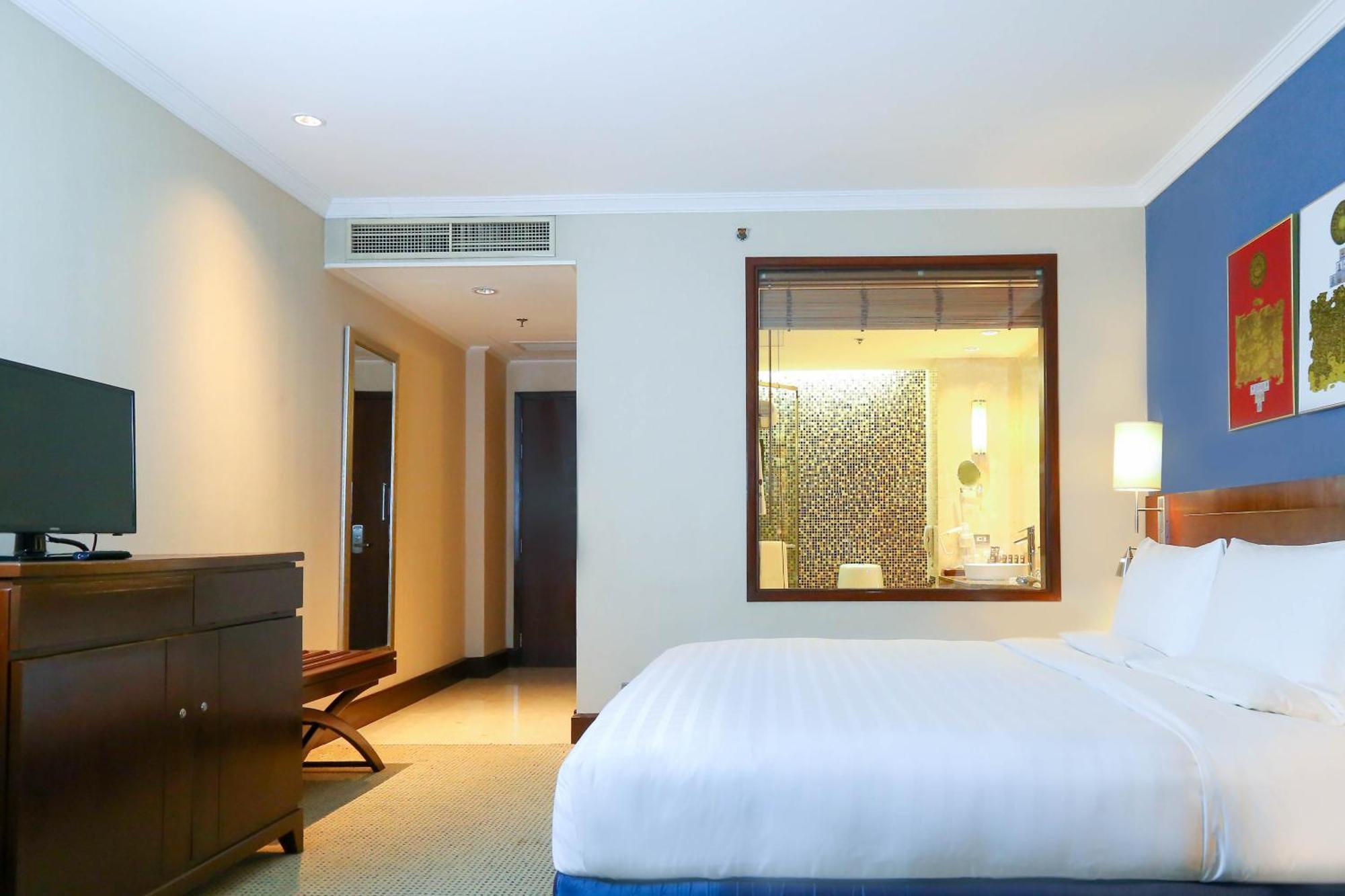 Habitación con cama extragrande.