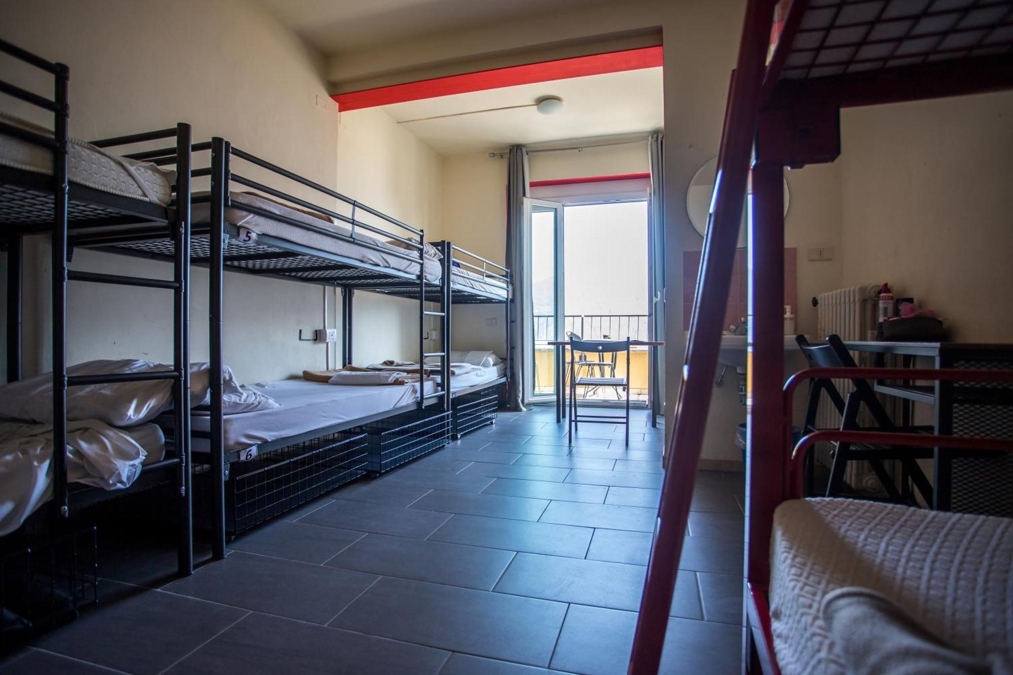 Lit Simple dans Dortoir Mixte de 8 lits