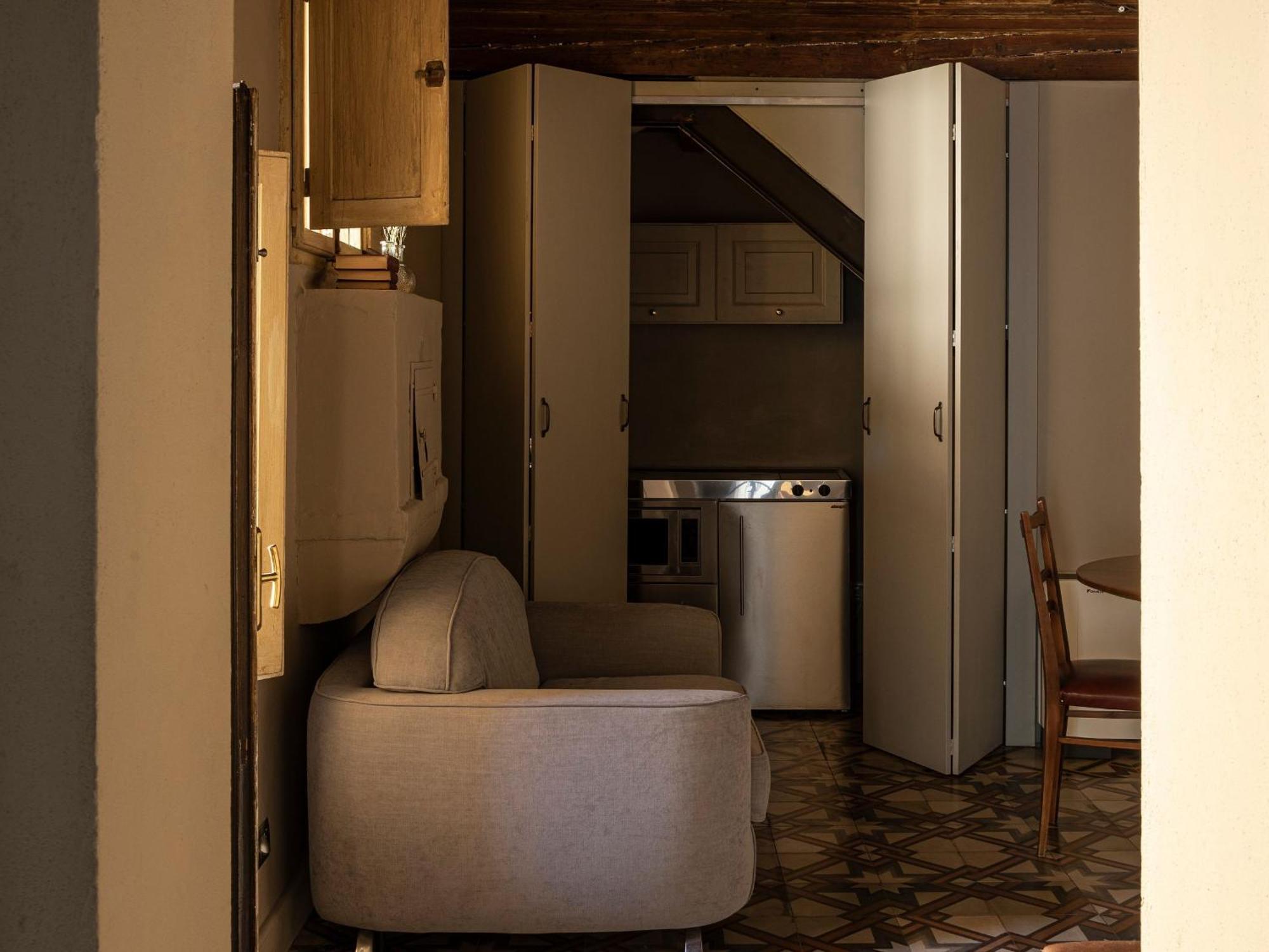 Ampio Monolocale con Balcone, Cucina e Divano-Letto
