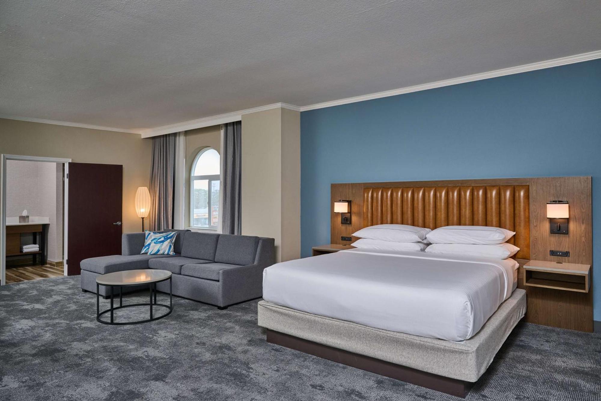 Suite Junior con cama extragrande y zona de estar