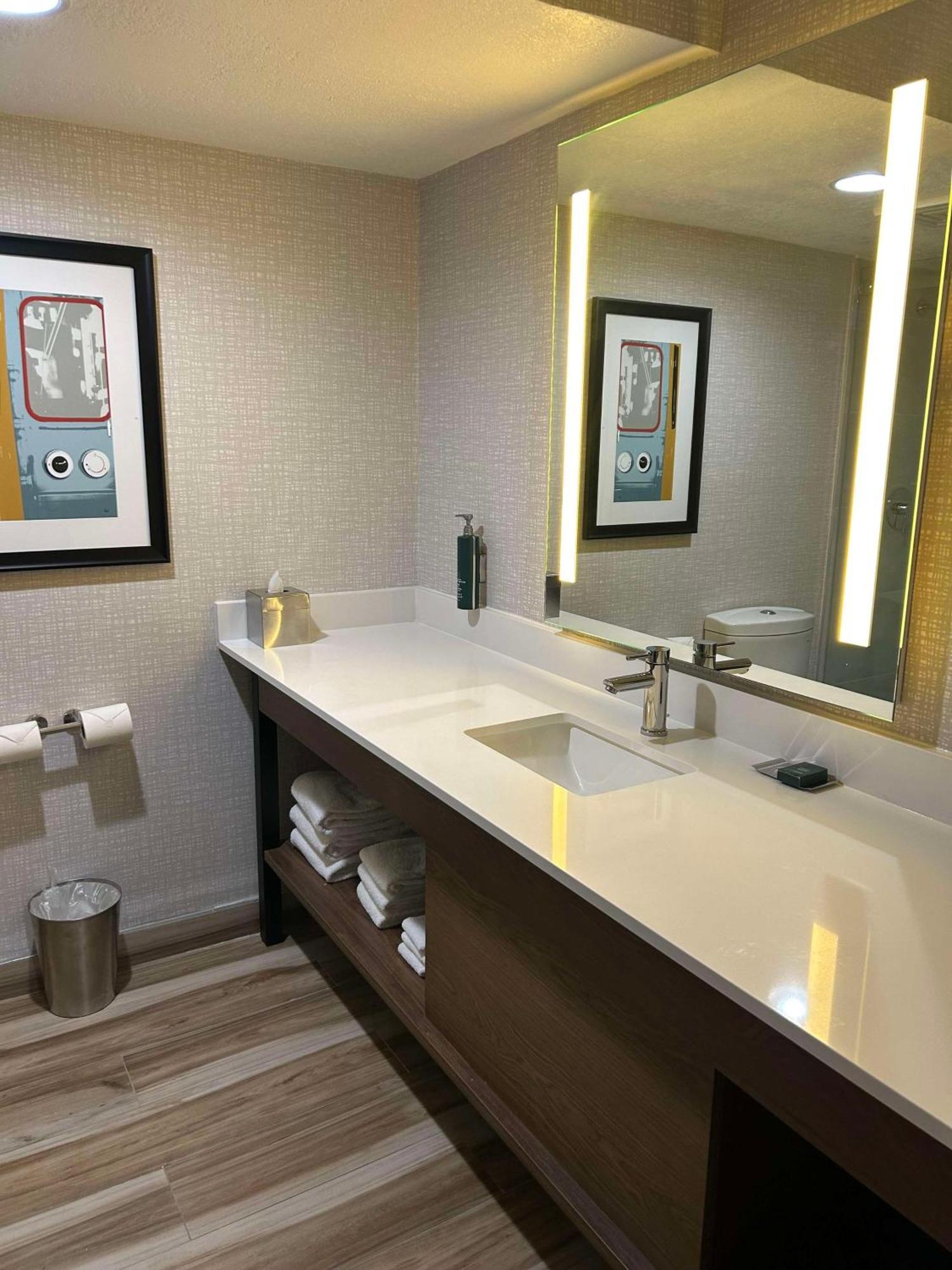 Habitación doble deluxe con cama grande y balcón