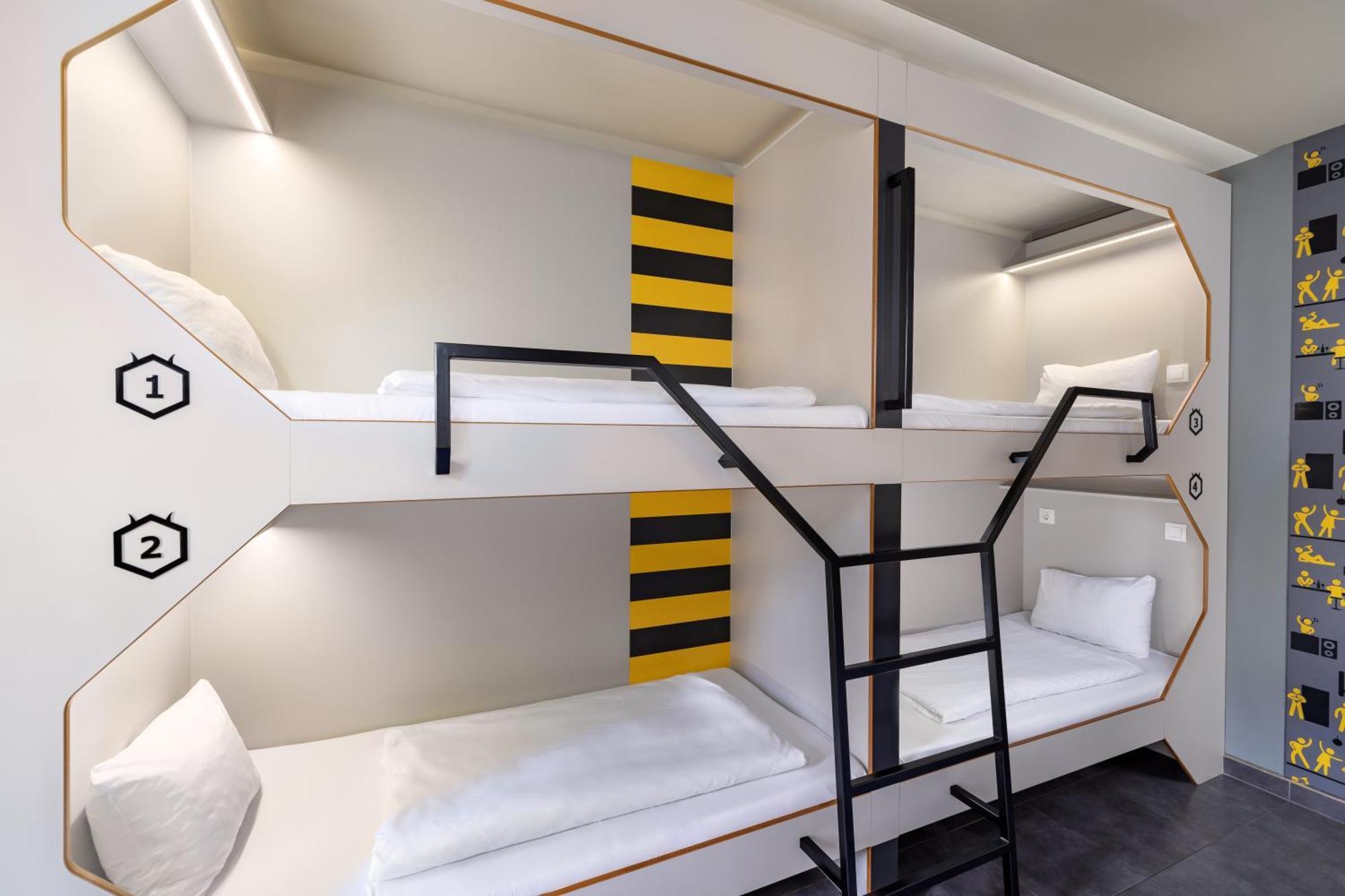 Cama en habitación femenina compartida de 4 camas
